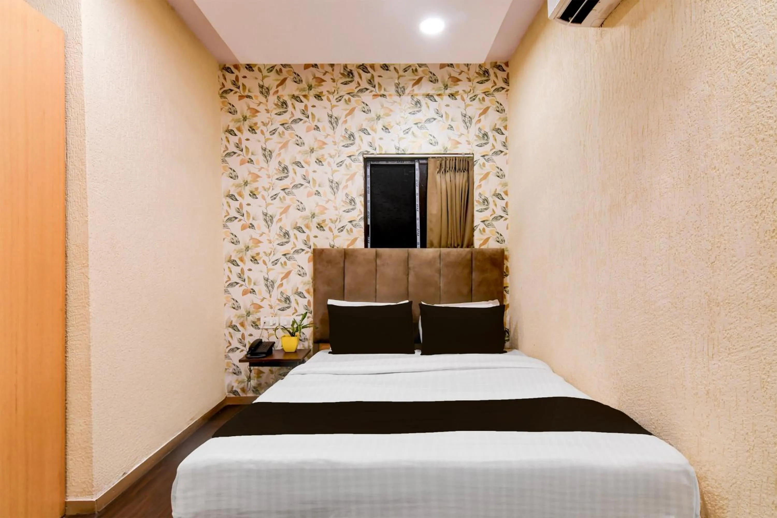 Bedroom in Super Townhouse Parkstreet Formerly Hotel Royal Garden
