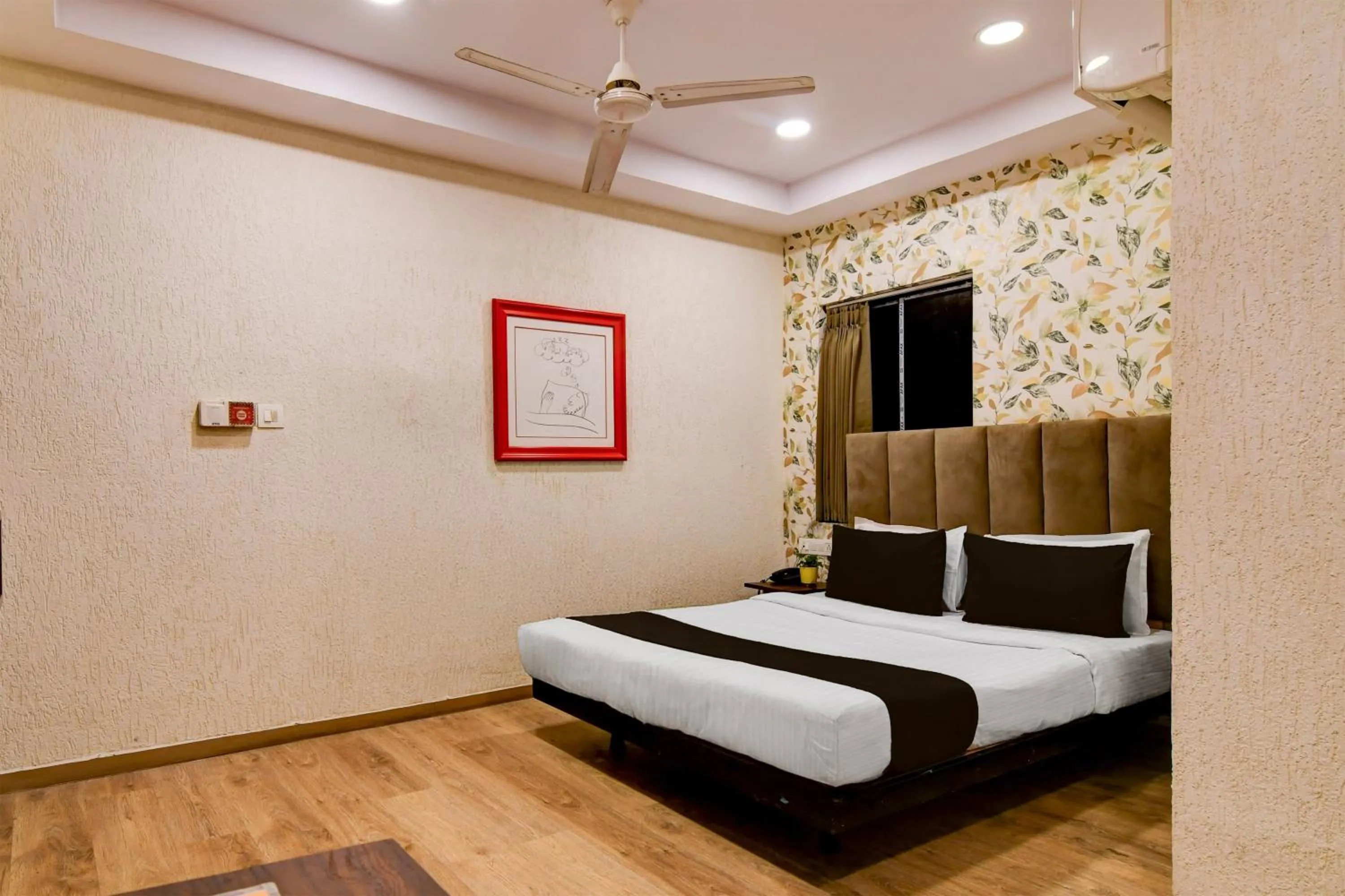 Bedroom in Super Townhouse Parkstreet Formerly Hotel Royal Garden