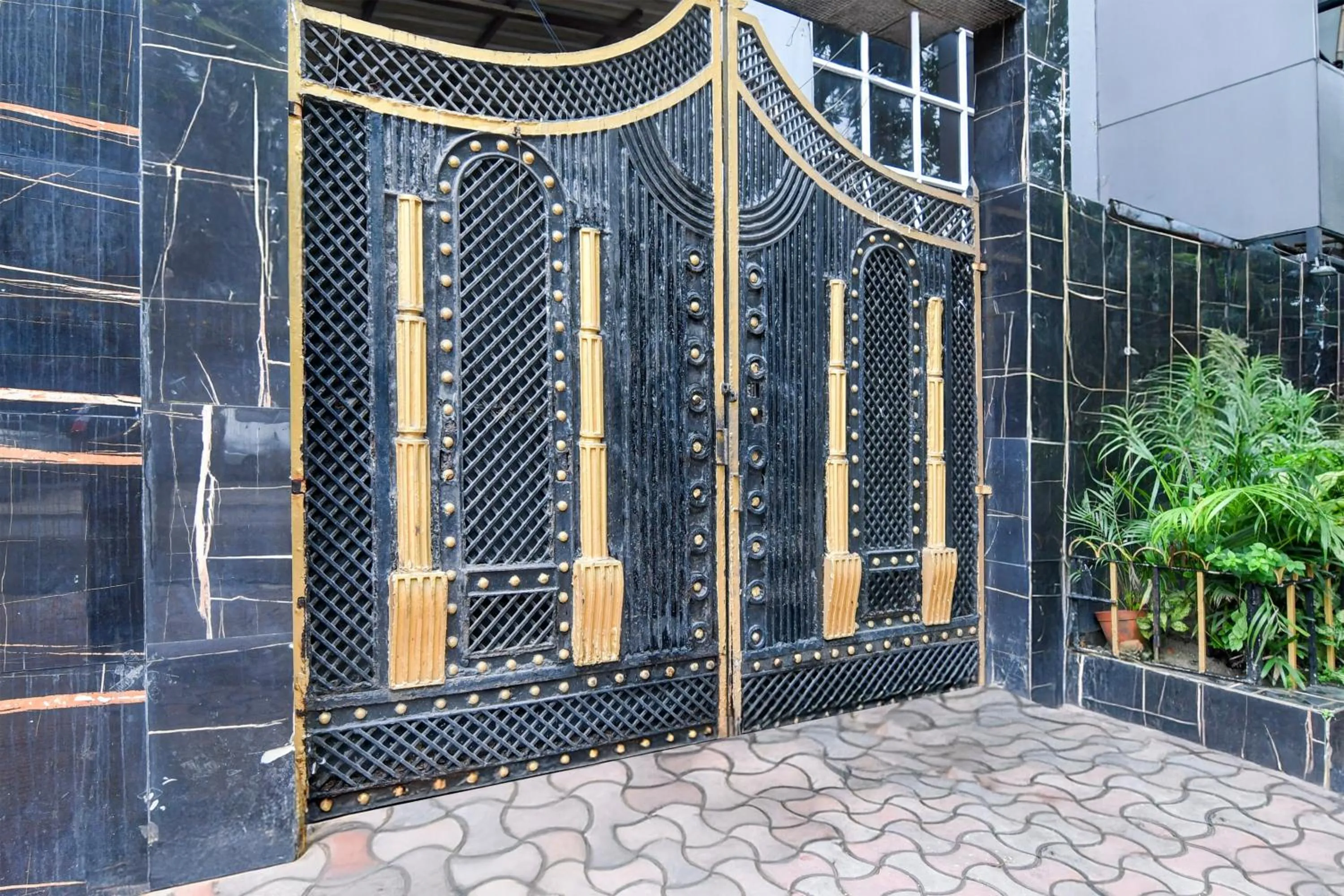 Facade/entrance in Super Townhouse Parkstreet Formerly Hotel Royal Garden