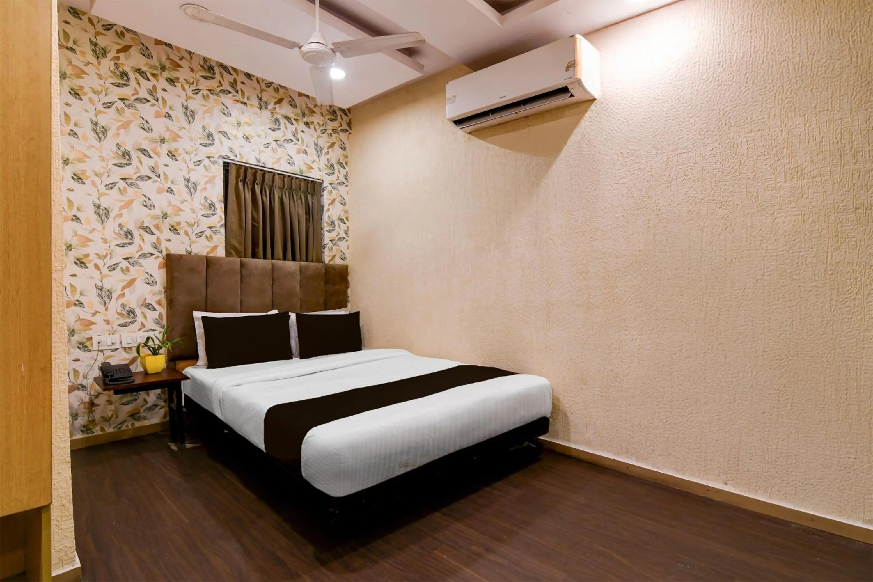 Bedroom in Super Townhouse Parkstreet Formerly Hotel Royal Garden