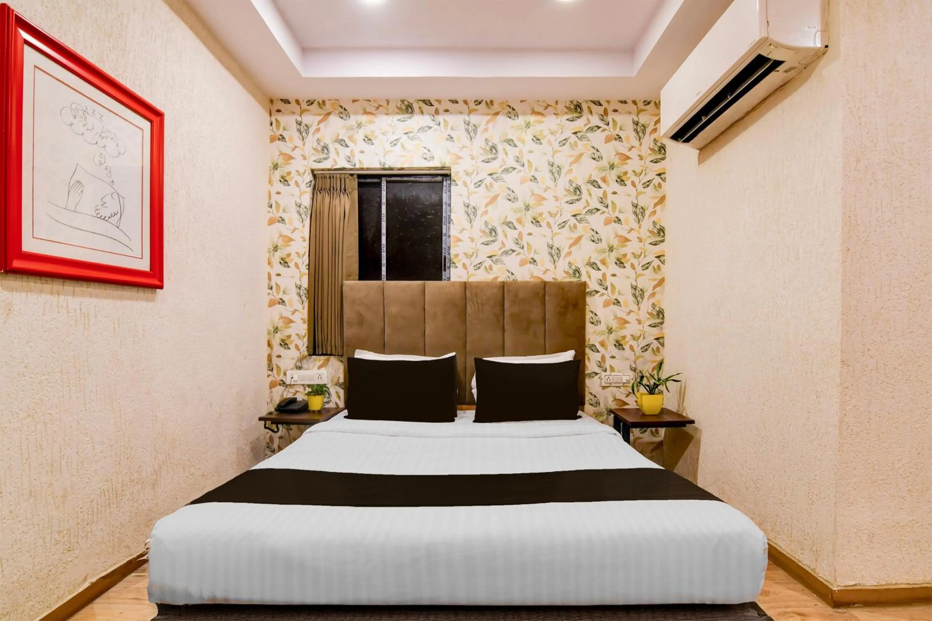 Bedroom in Super Townhouse Parkstreet Formerly Hotel Royal Garden