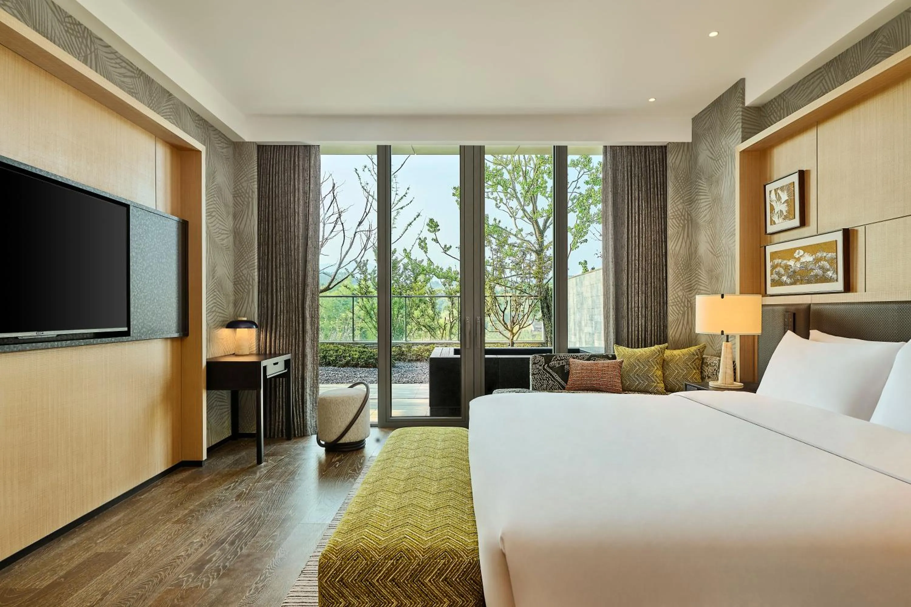 Bed in Shu Hua Hotel Tianmu Mountain, Curio Collection By Hilton