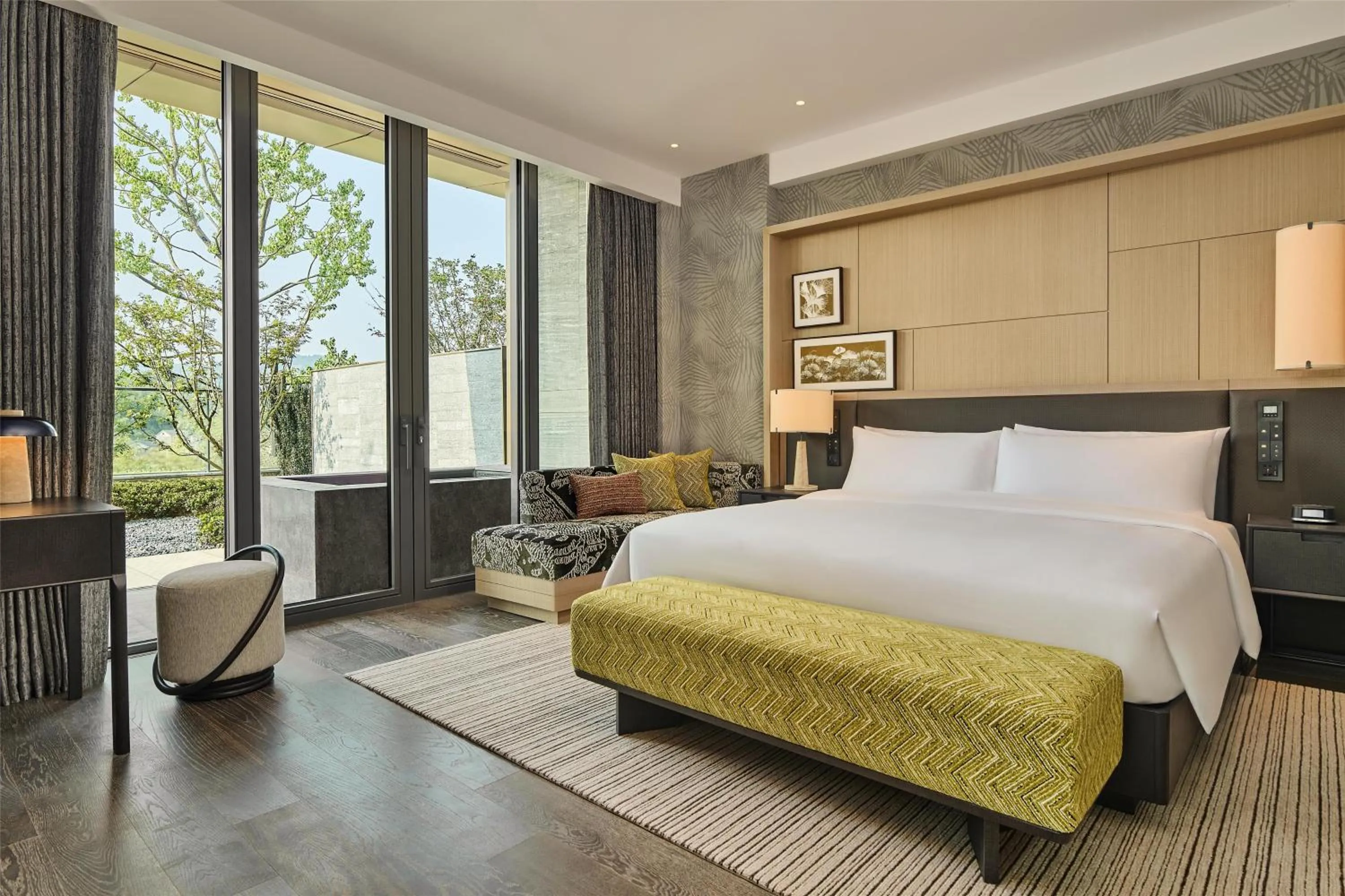 Bed in Shu Hua Hotel Tianmu Mountain, Curio Collection By Hilton