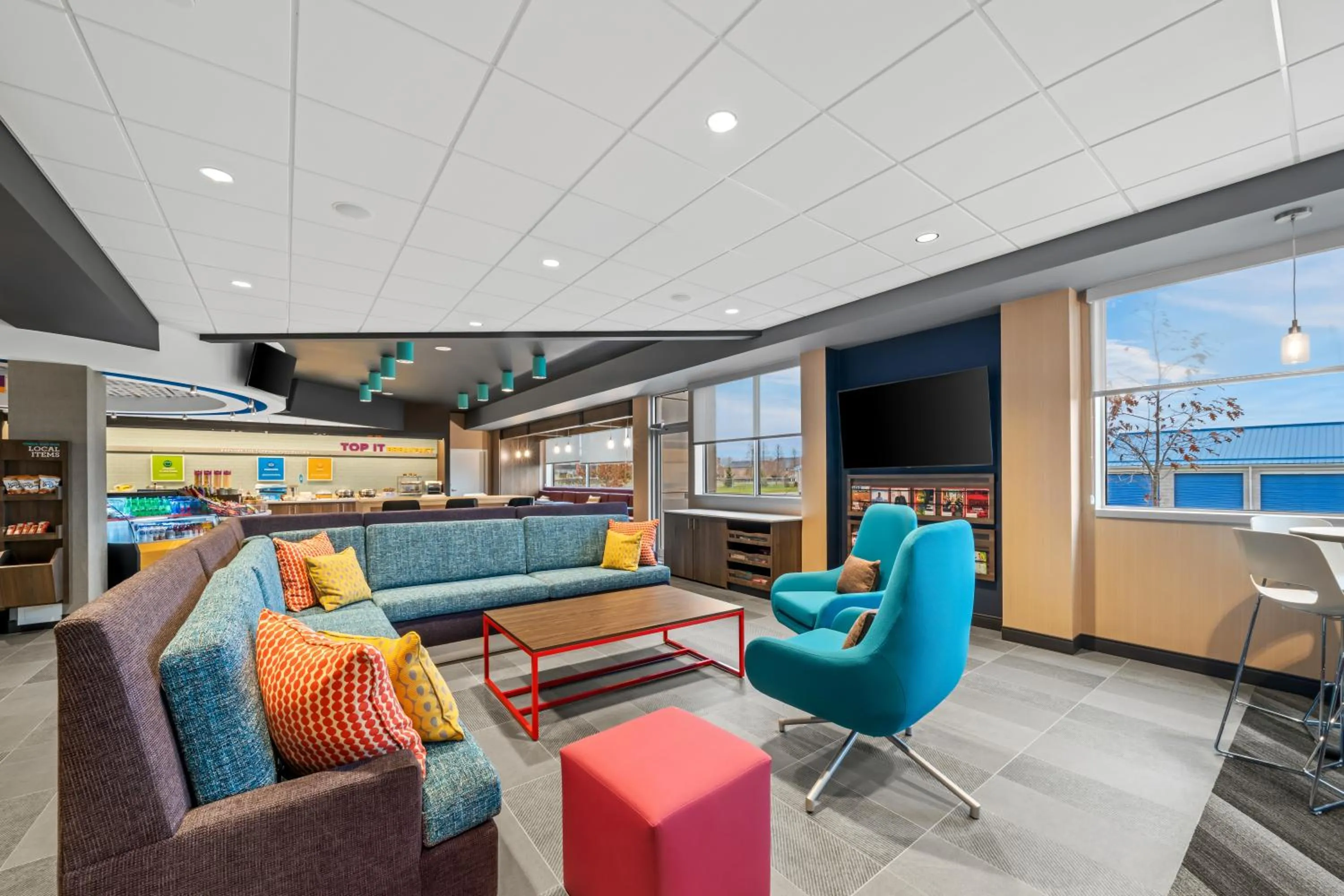 Communal lounge/ TV room in Tru By Hilton Oshawa