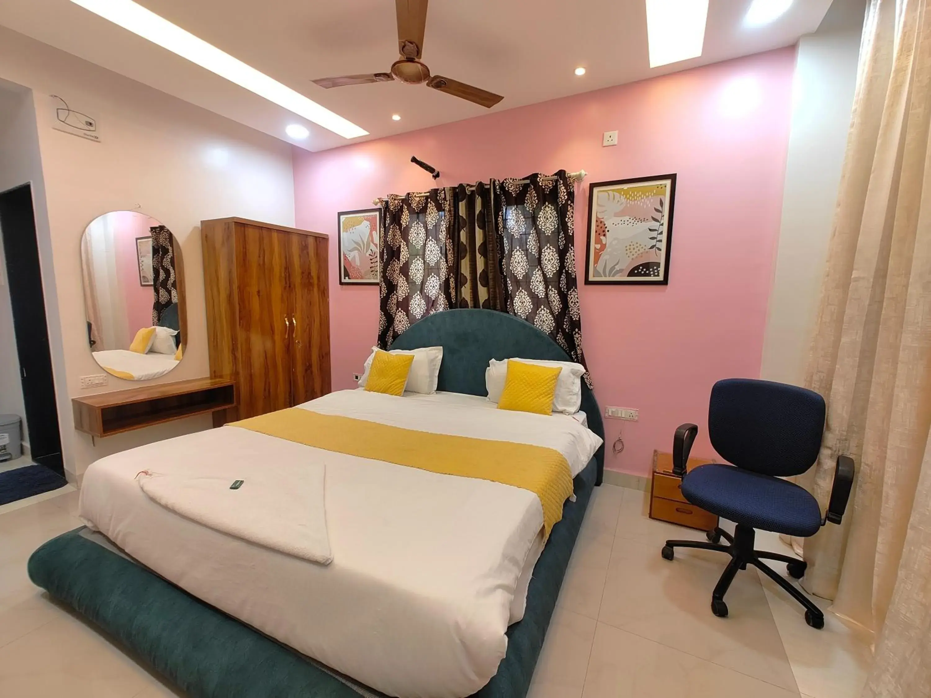 Deluxe Double Room with Bath in Hotel Sskar Executive Deluxe Double Room with Bath in Hotel Sskar Executive