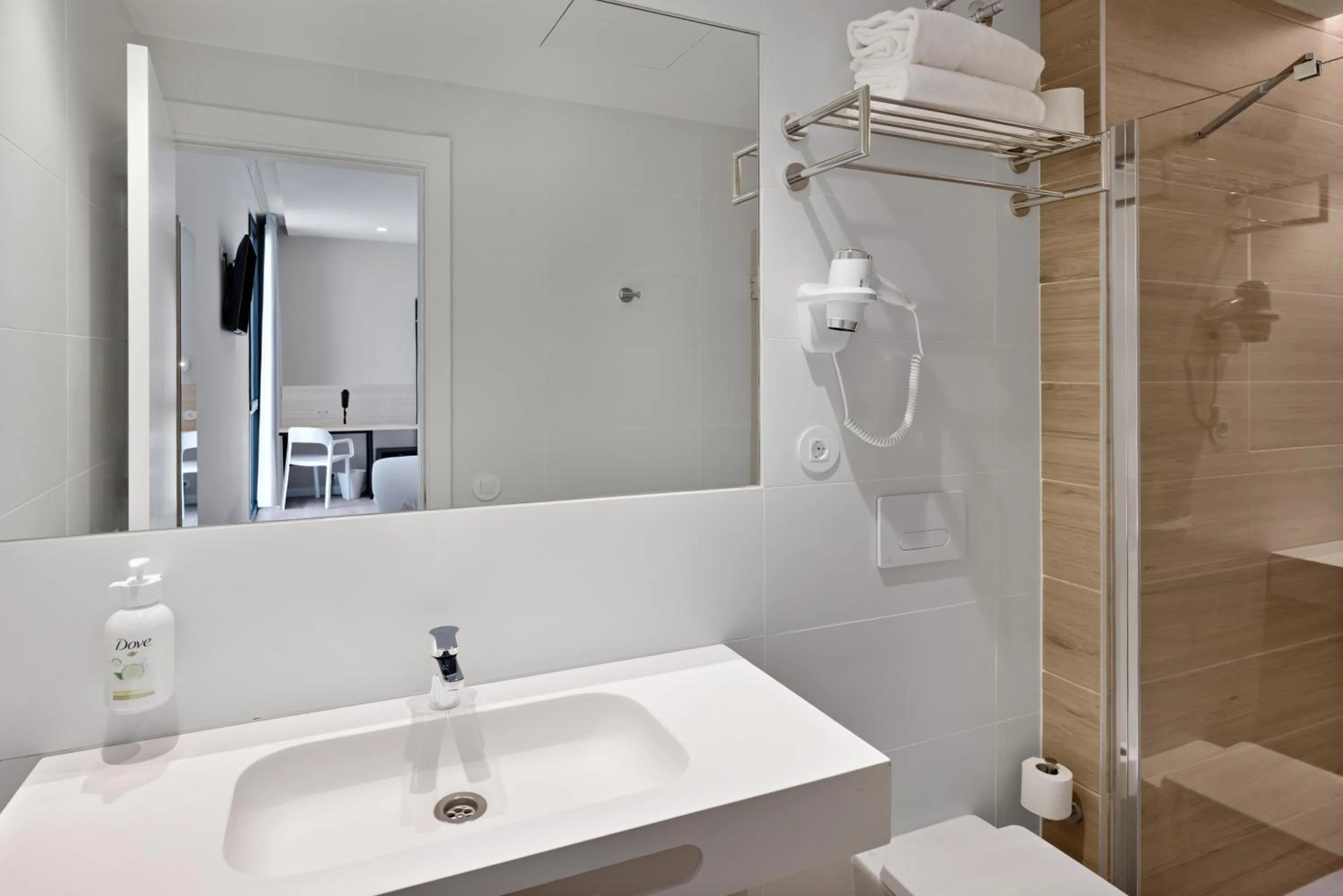 Shower in B&B HOTEL Alicante Aeropuerto