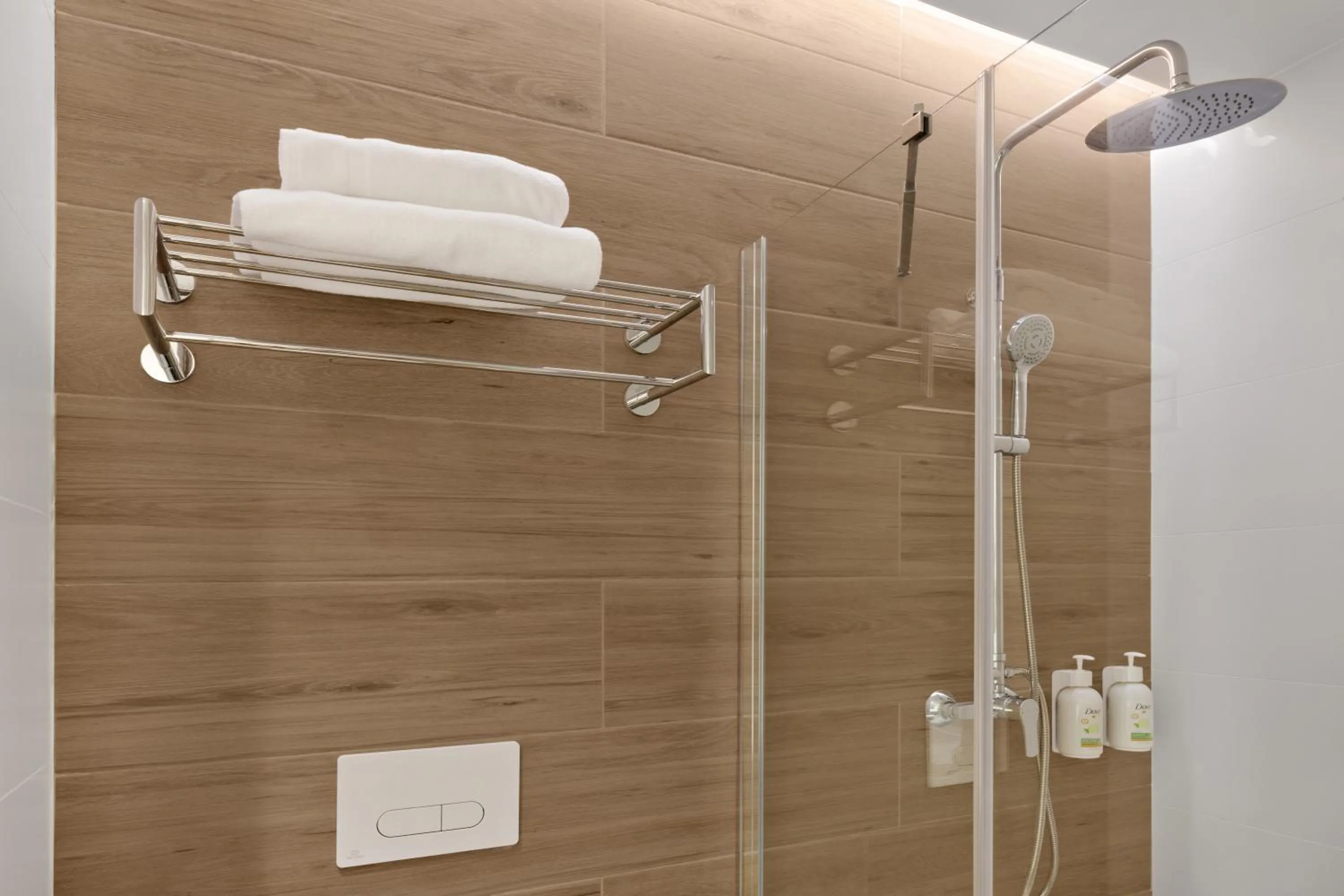 Shower in B&B HOTEL Alicante Aeropuerto