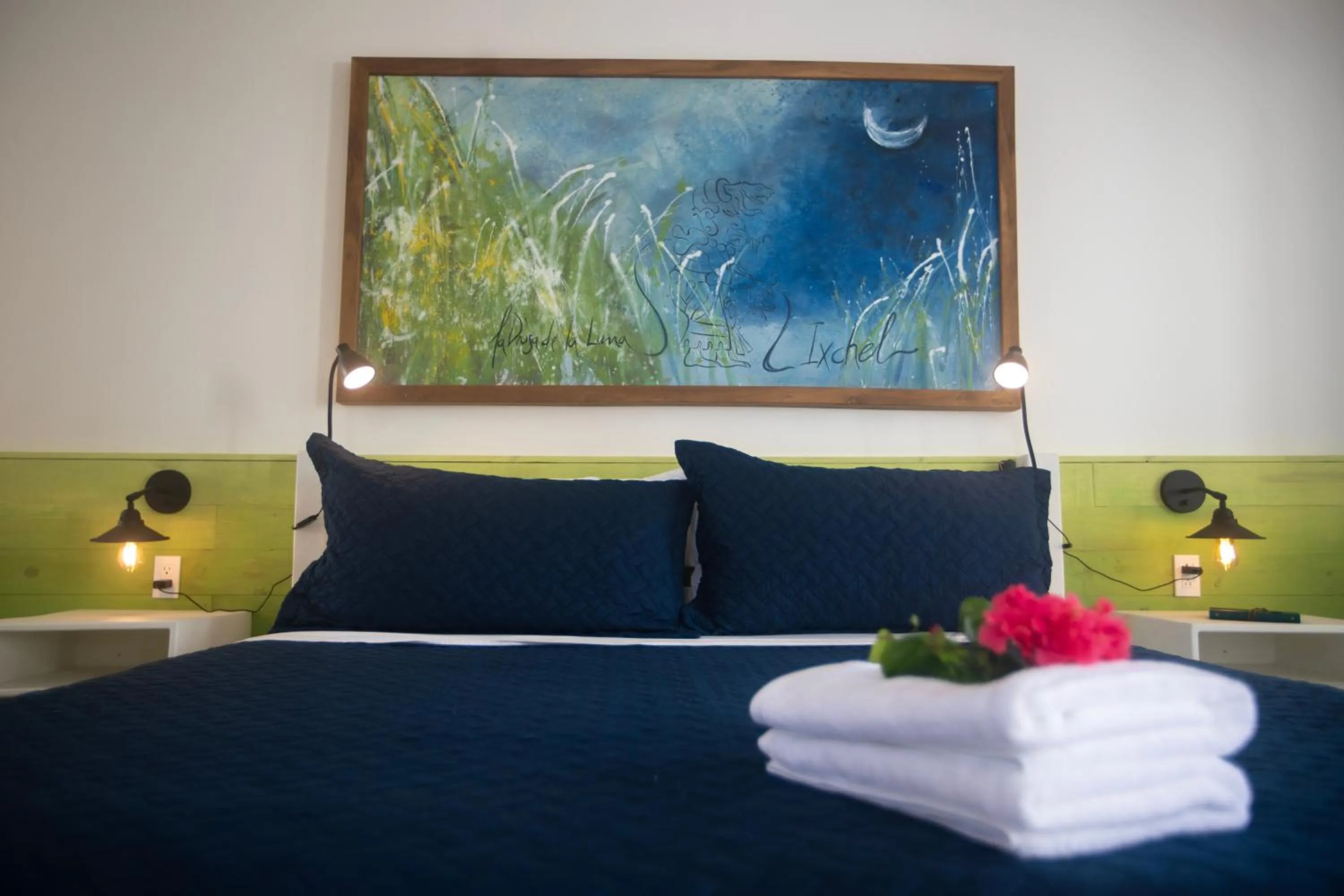 Bedroom, Bed in Treetops Hotel