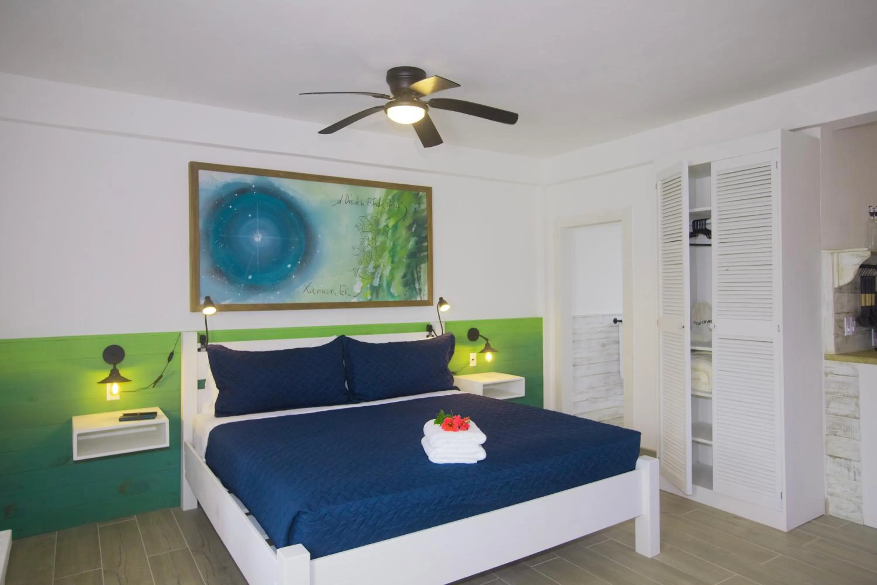 Bedroom, Bed in Treetops Hotel