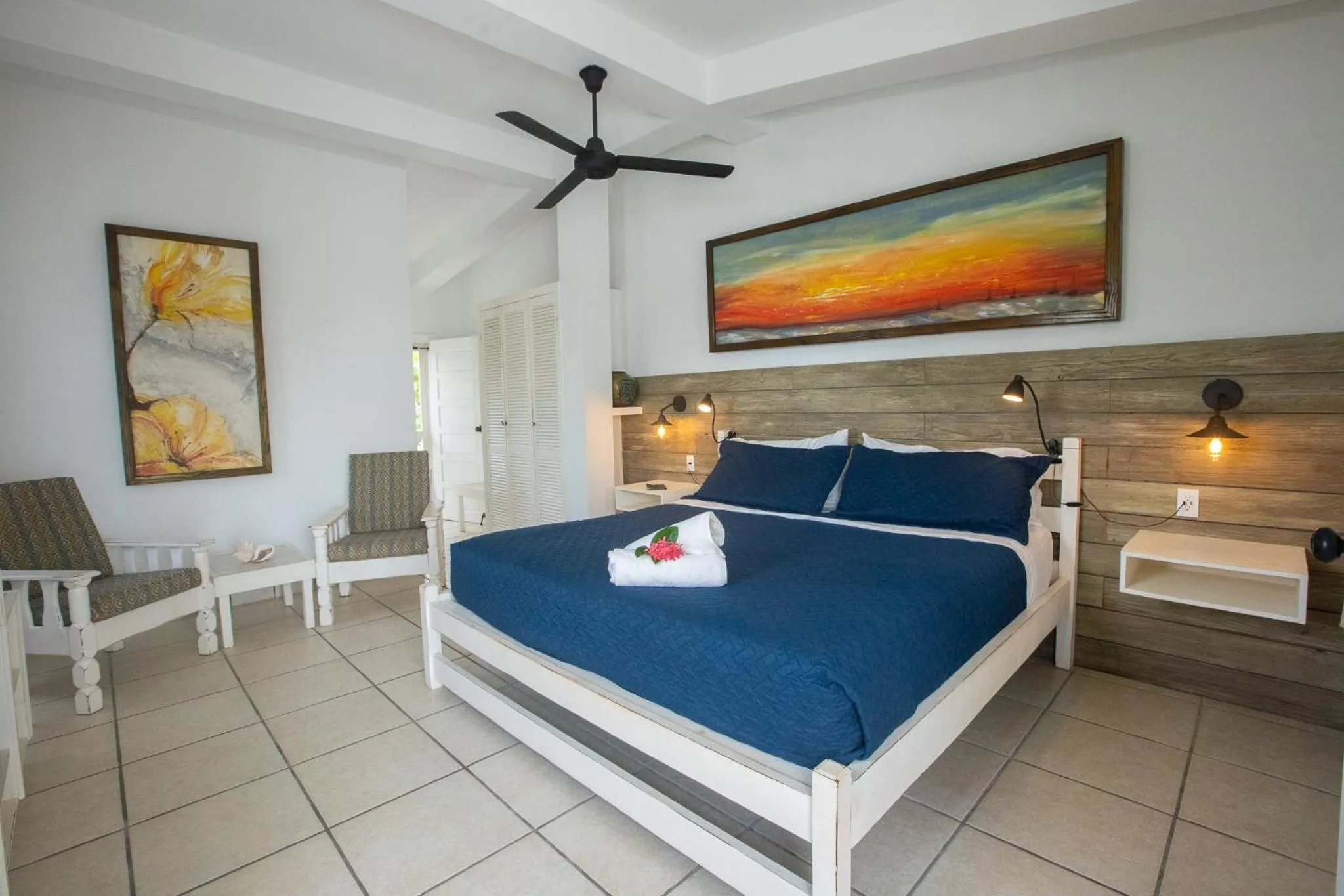 Bedroom, Bed in Treetops Hotel