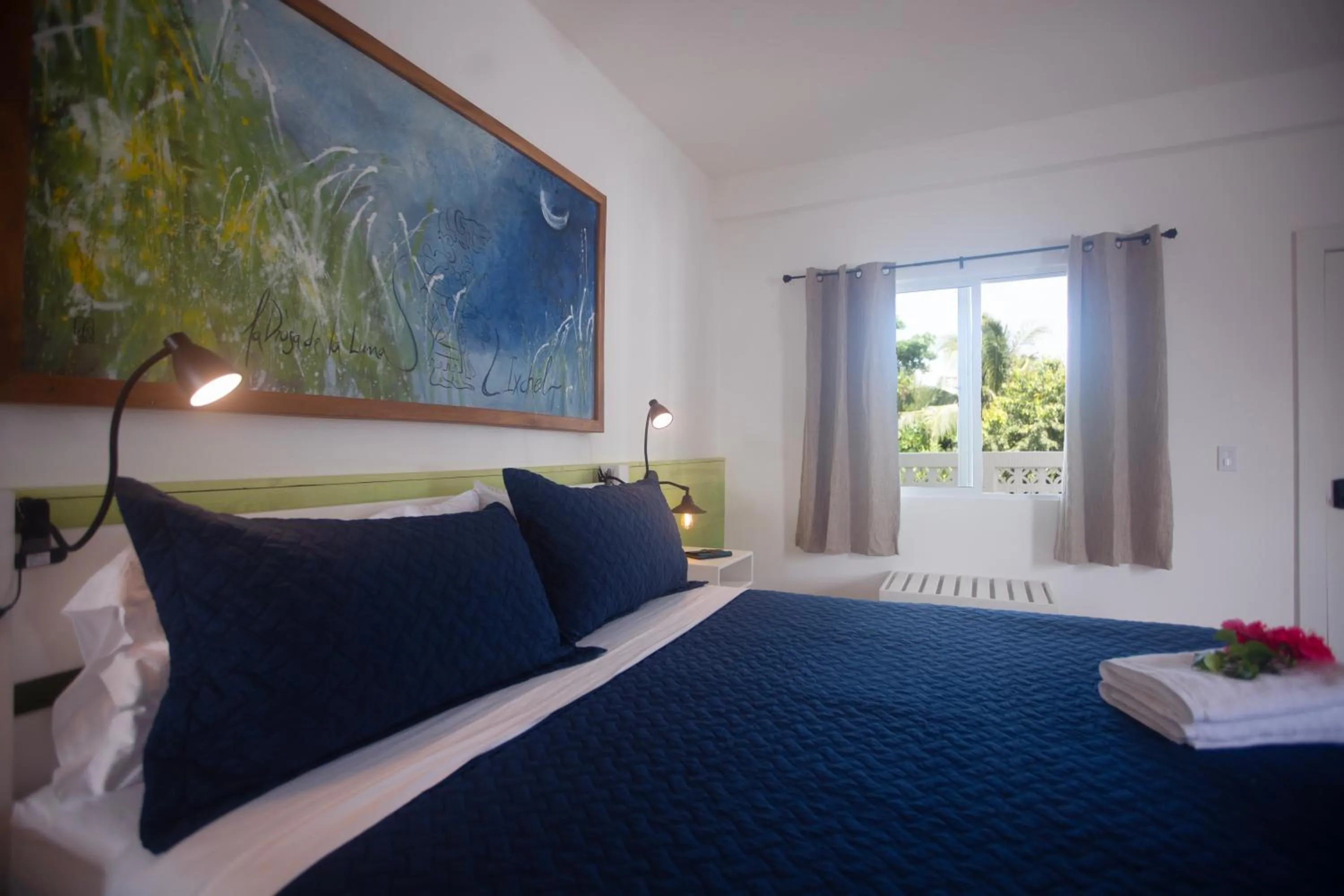 Bedroom, Bed in Treetops Hotel