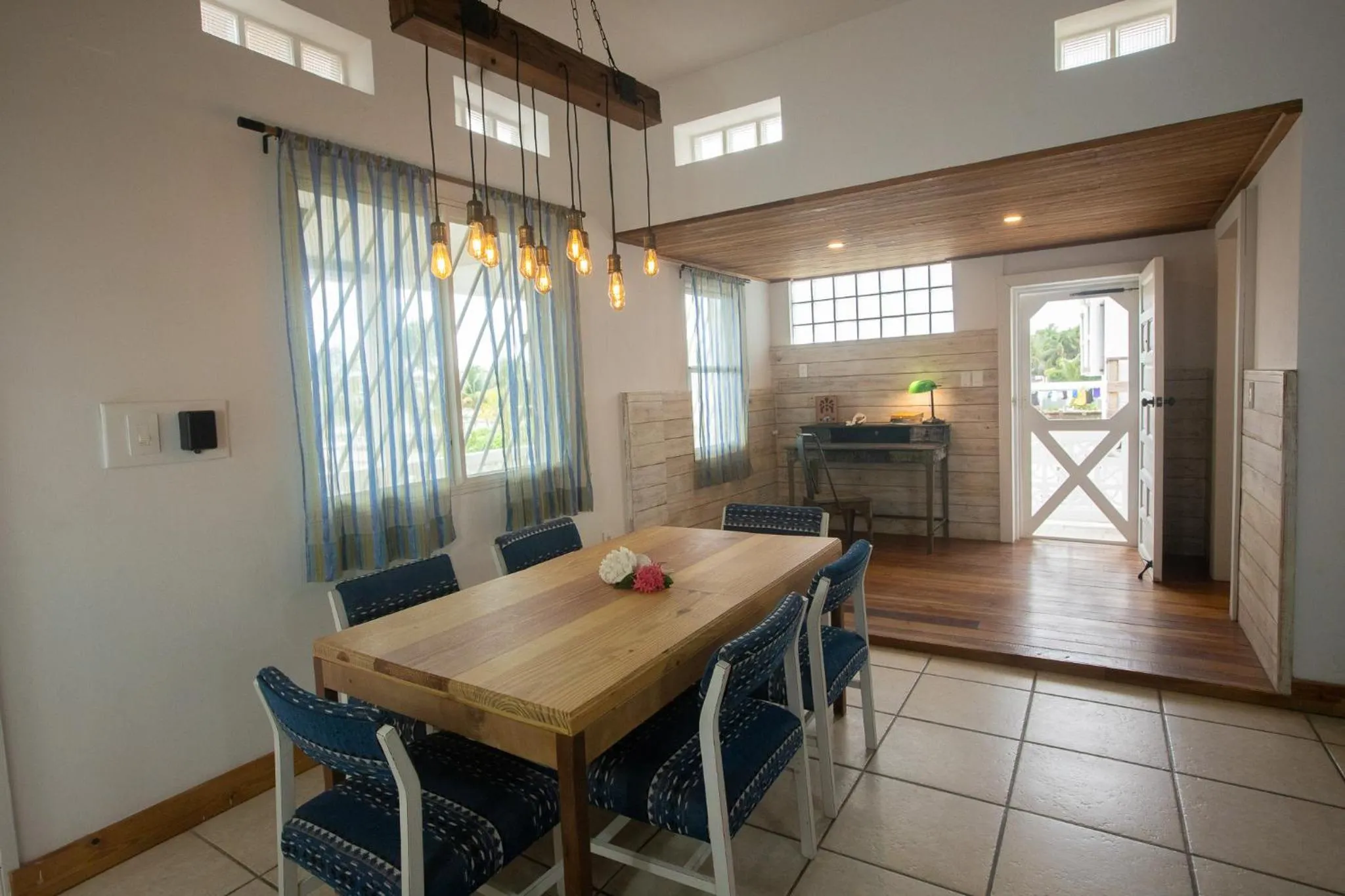 Communal lounge/ TV room in Treetops Hotel