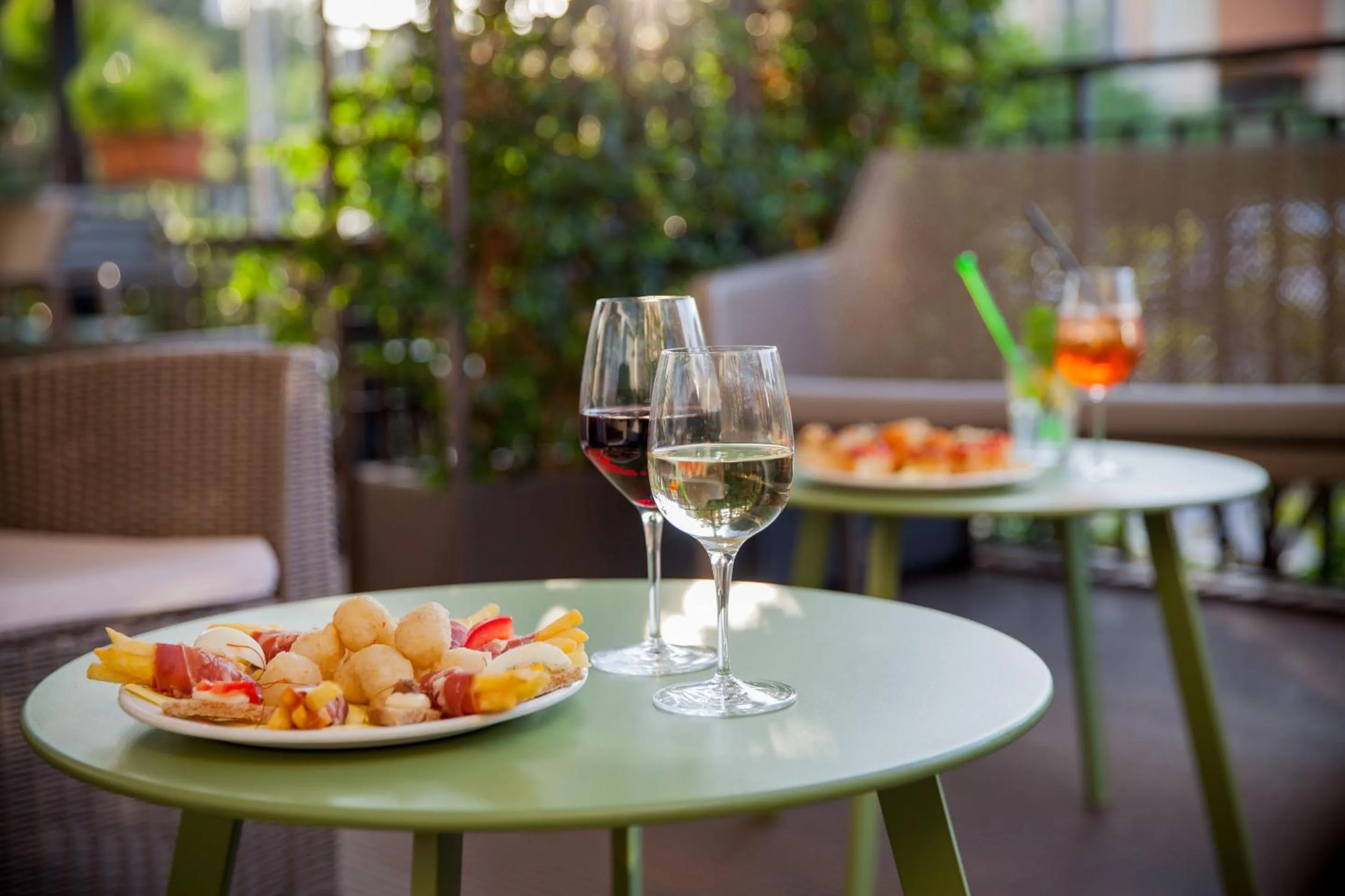 Restaurant/places to eat in Hotel Olympic