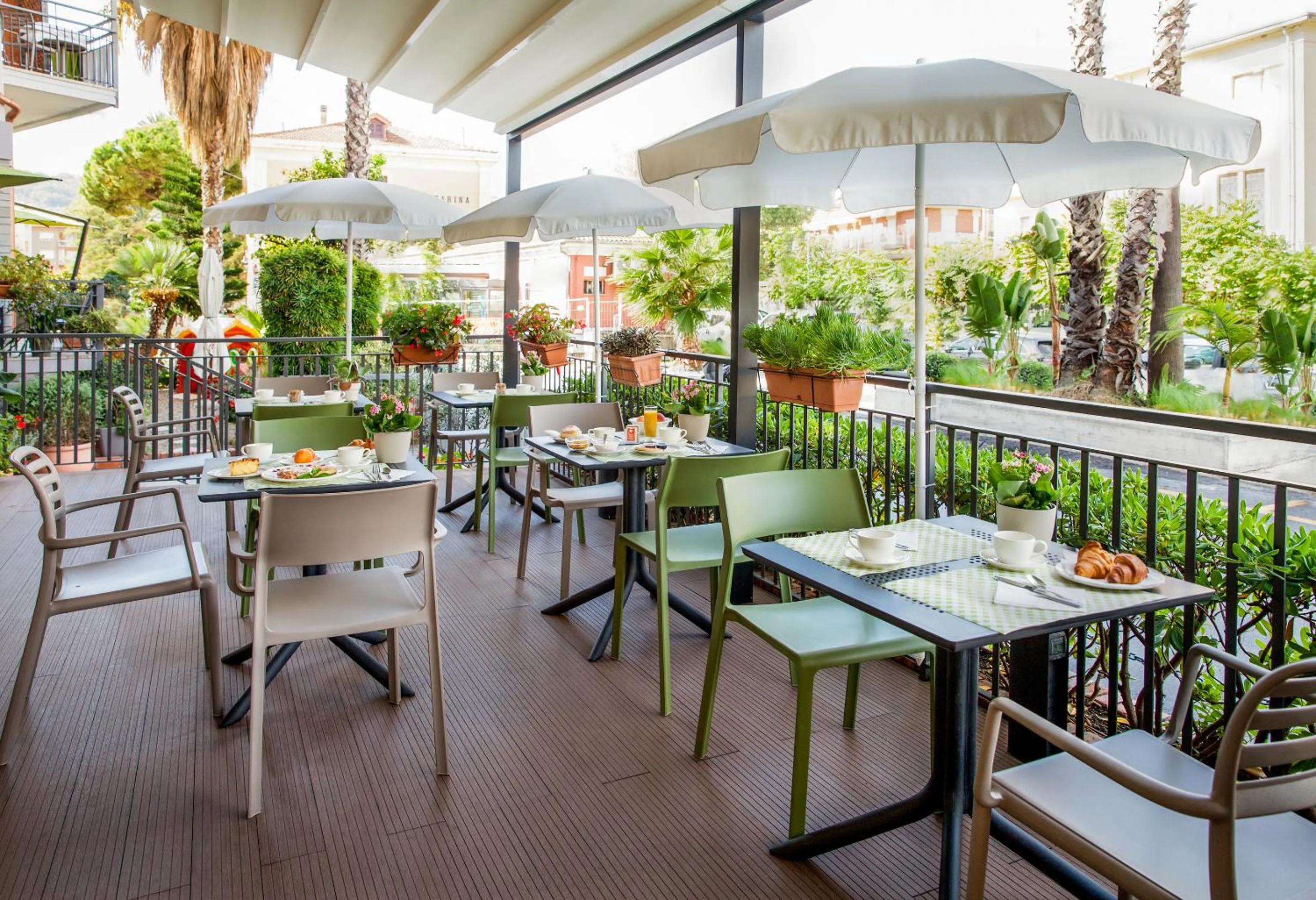 Restaurant/places to eat in Hotel Olympic