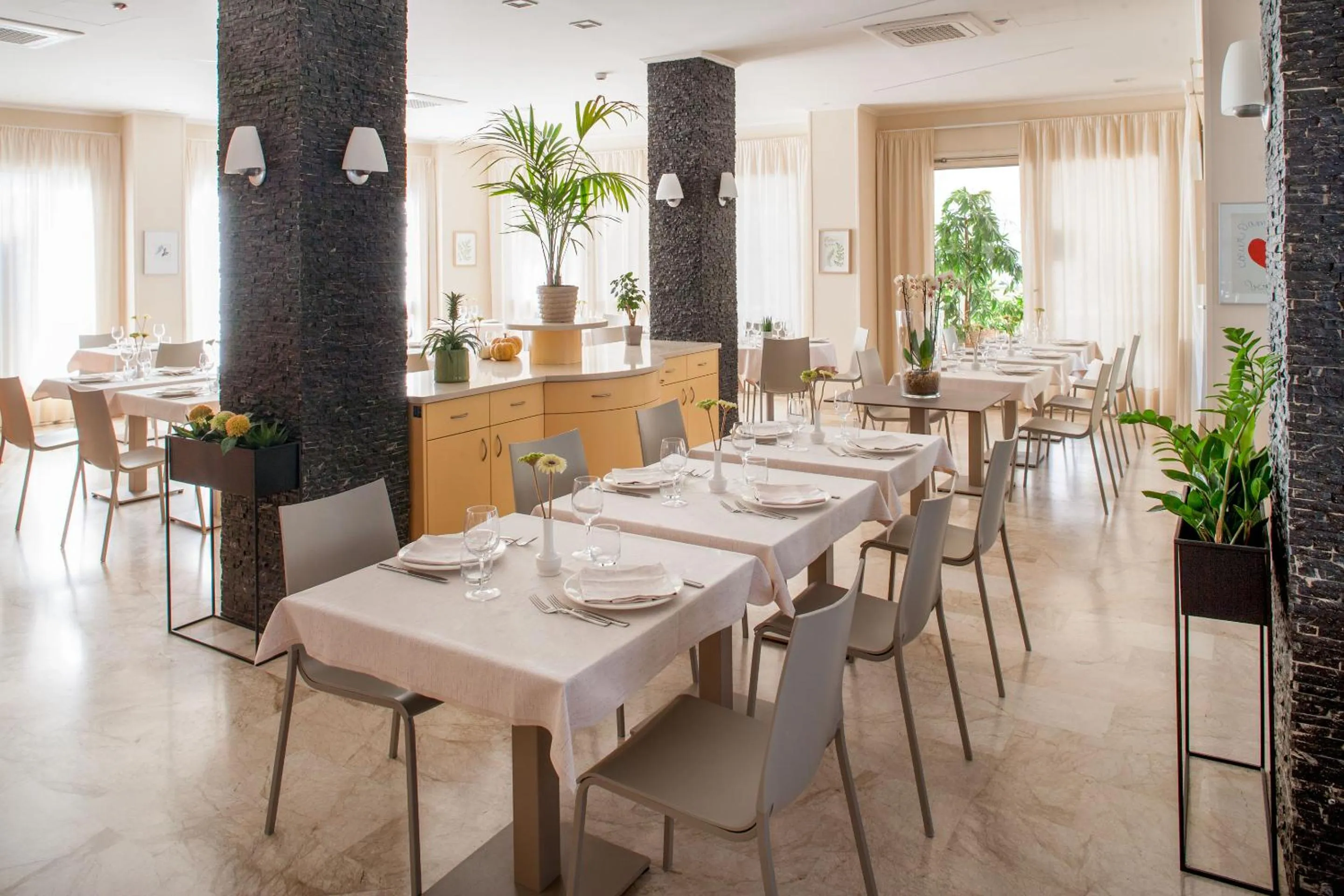 Restaurant/places to eat in Hotel Olympic