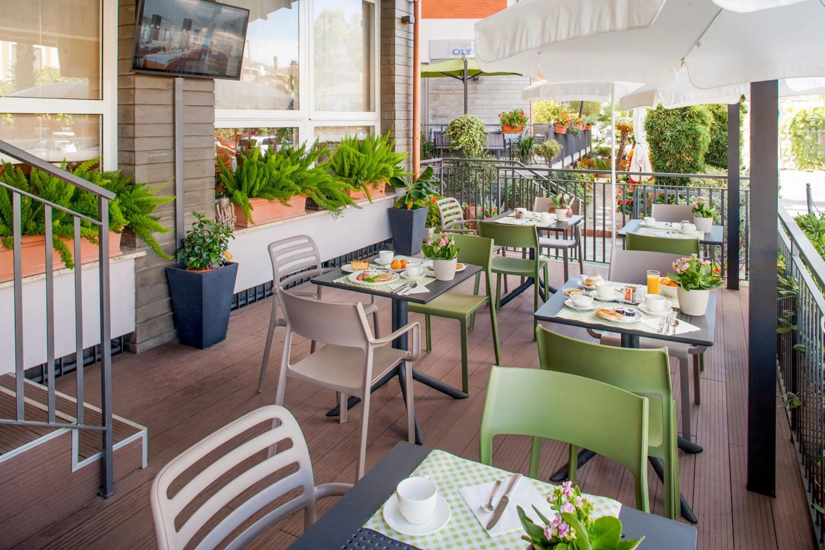 Restaurant/places to eat in Hotel Olympic