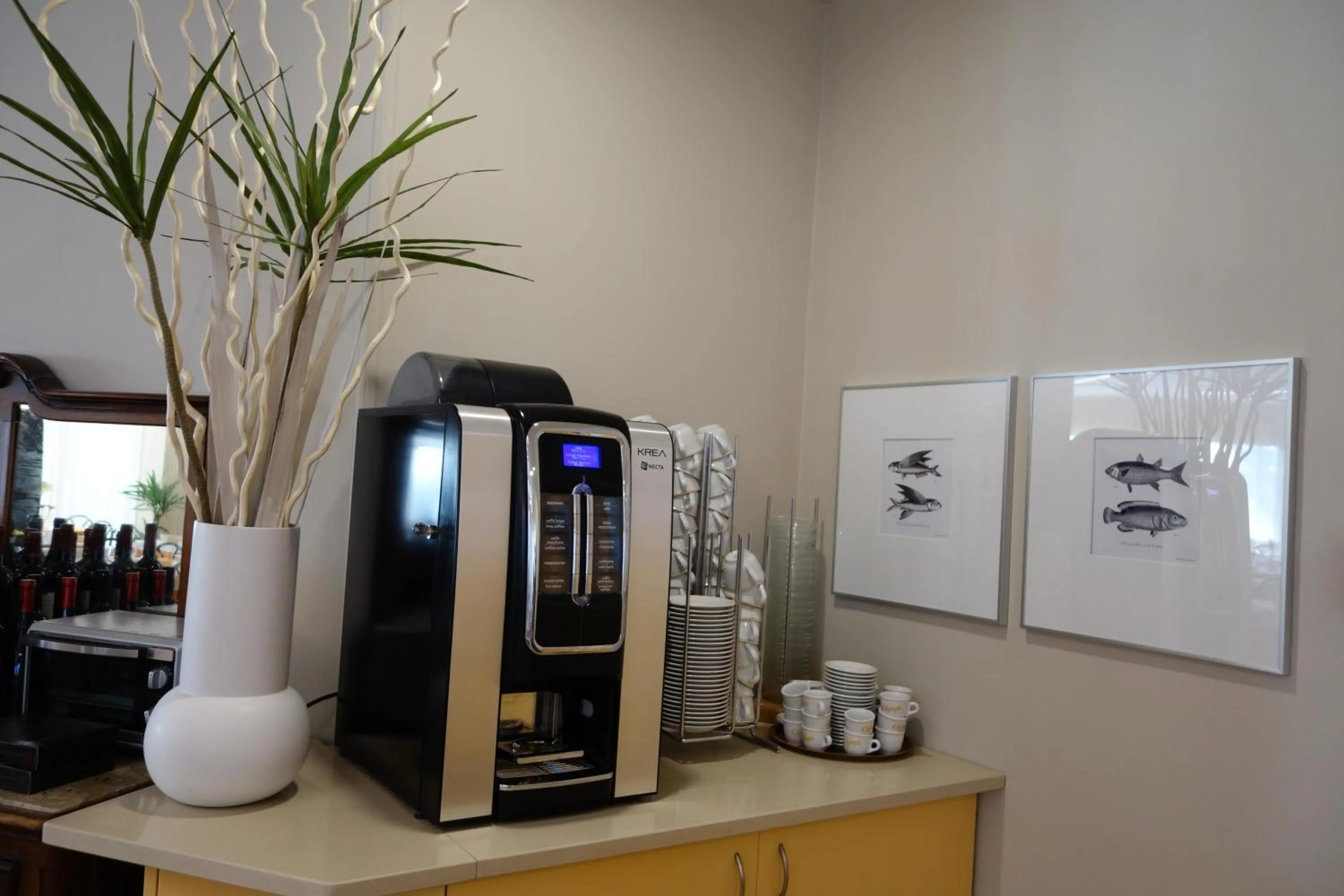 Restaurant/places to eat in Hotel Olympic