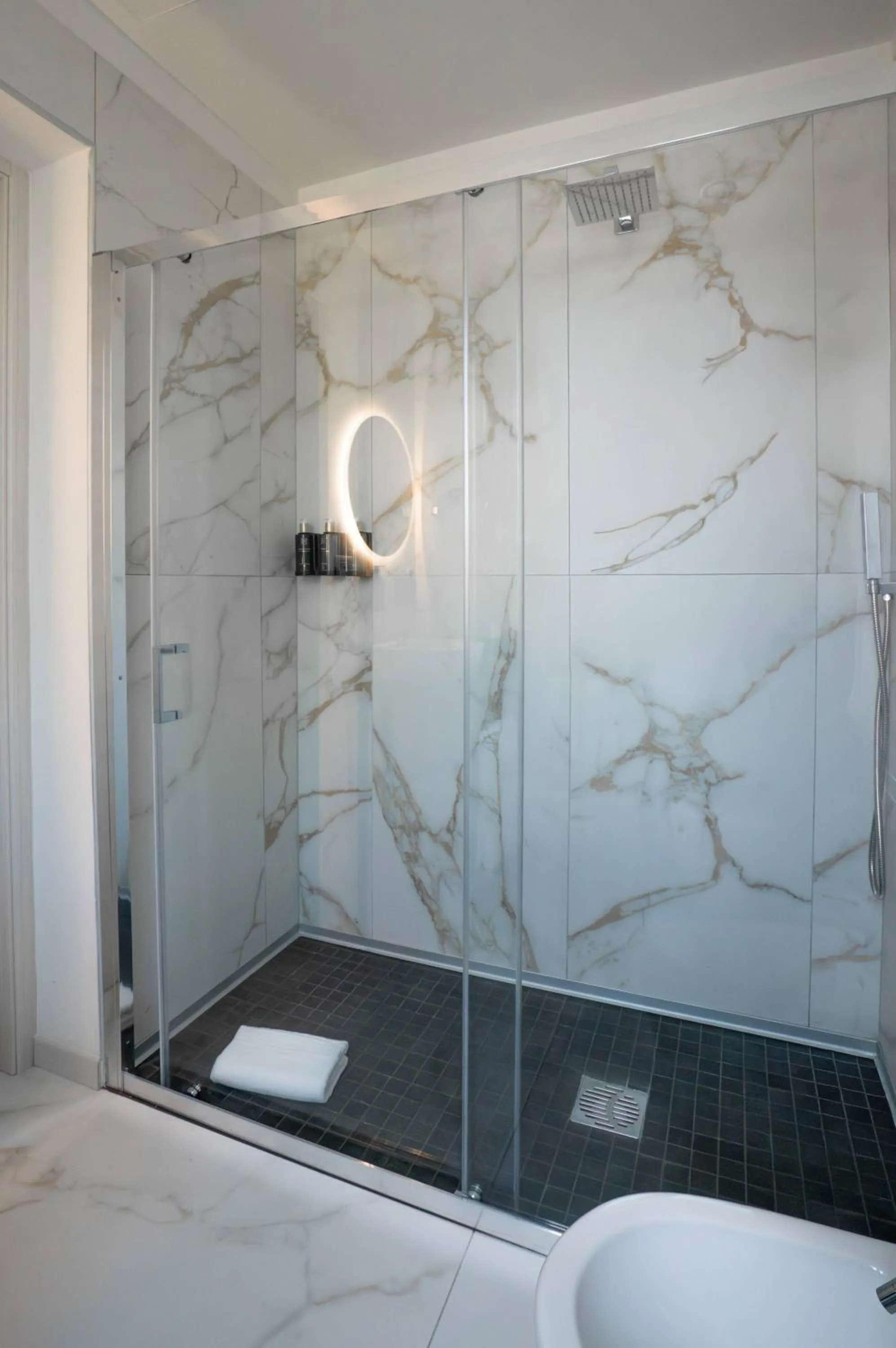 Shower, Bed in Melia Venezia Lido