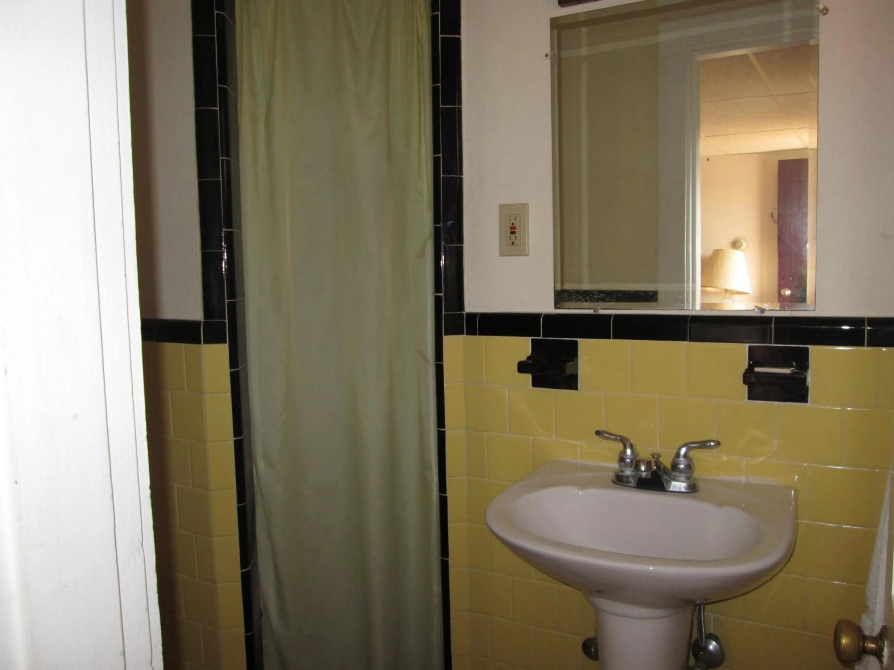 Bathroom in Royale Coach Motor Lodge
