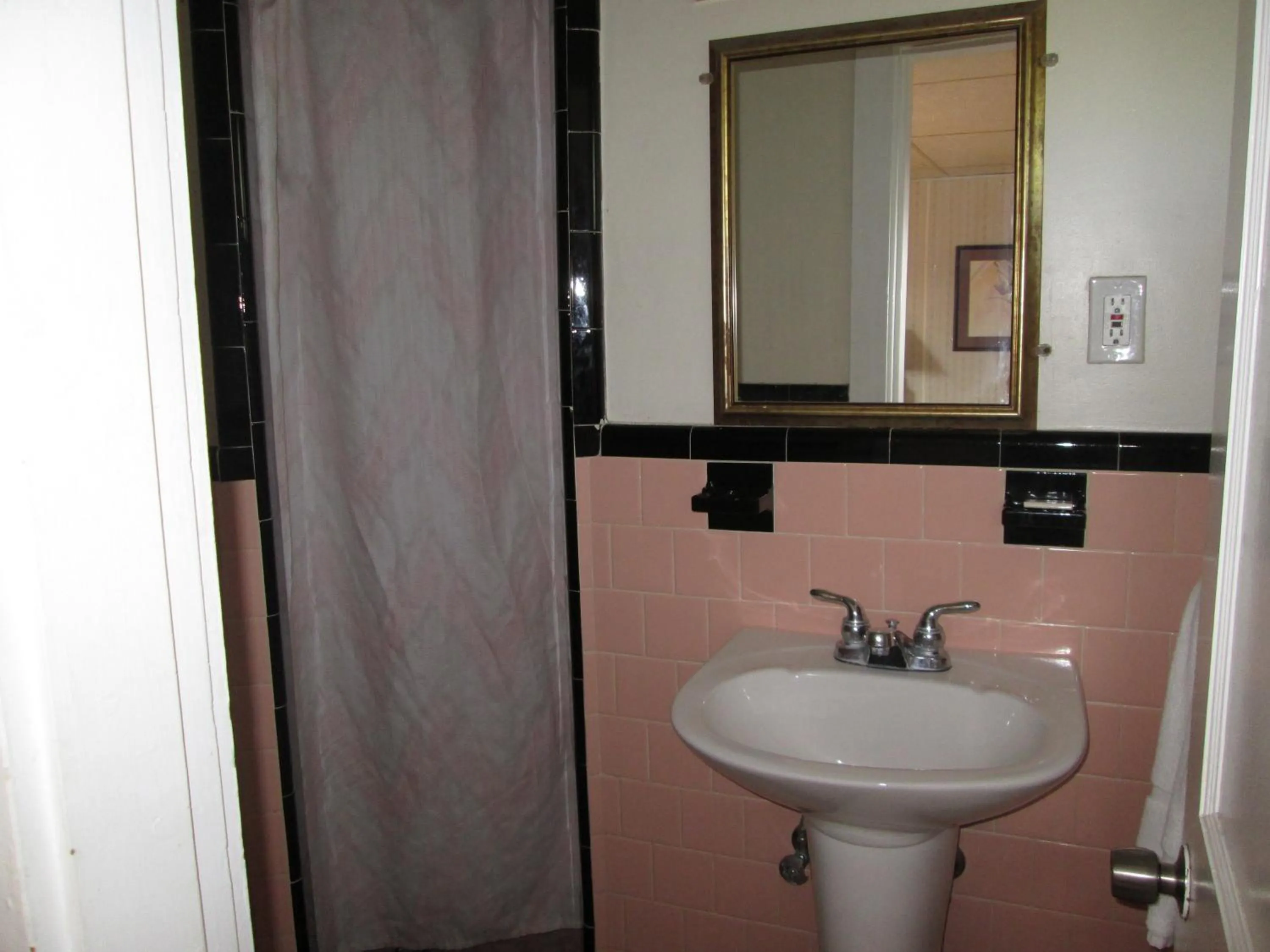 Toilet in Royale Coach Motor Lodge