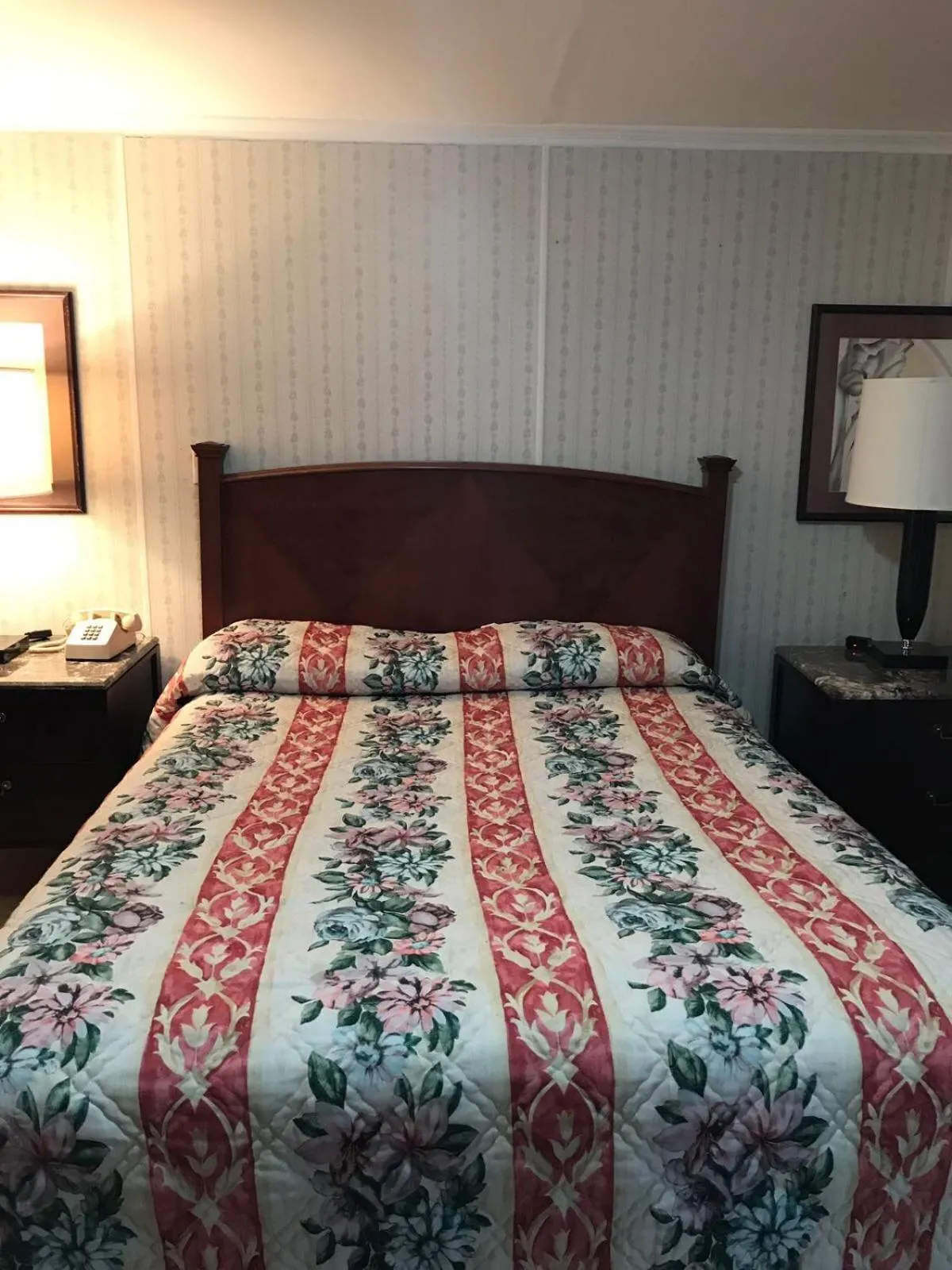 Shower, Bed in Royale Coach Motor Lodge