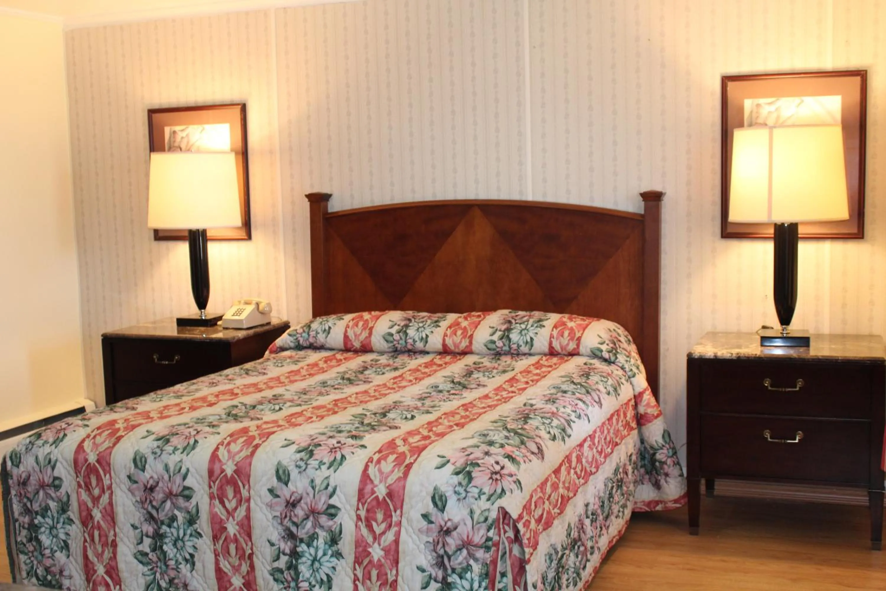 Shower, Bed in Royale Coach Motor Lodge