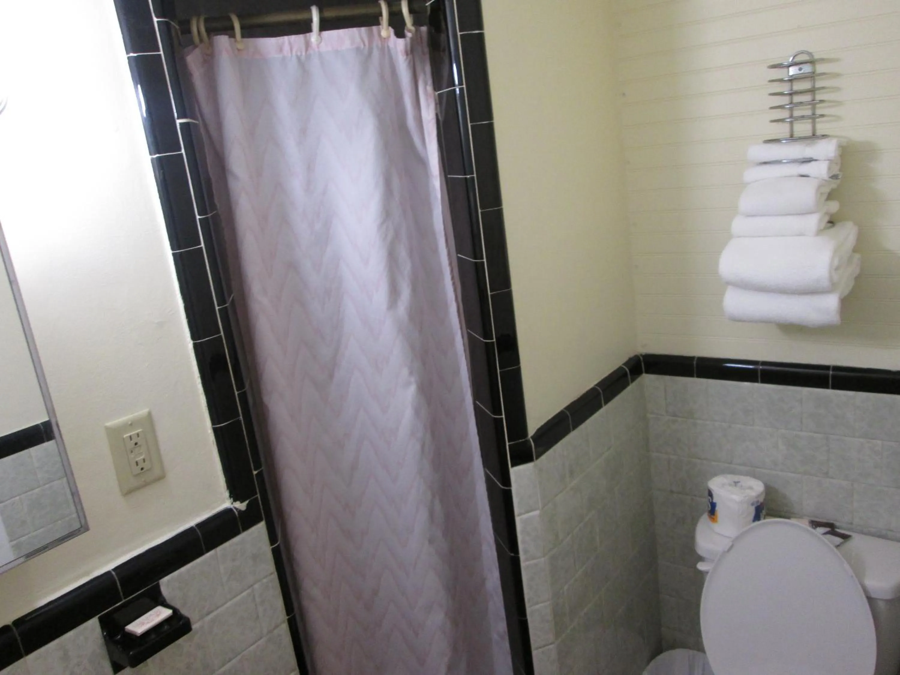 Bathroom in Royale Coach Motor Lodge