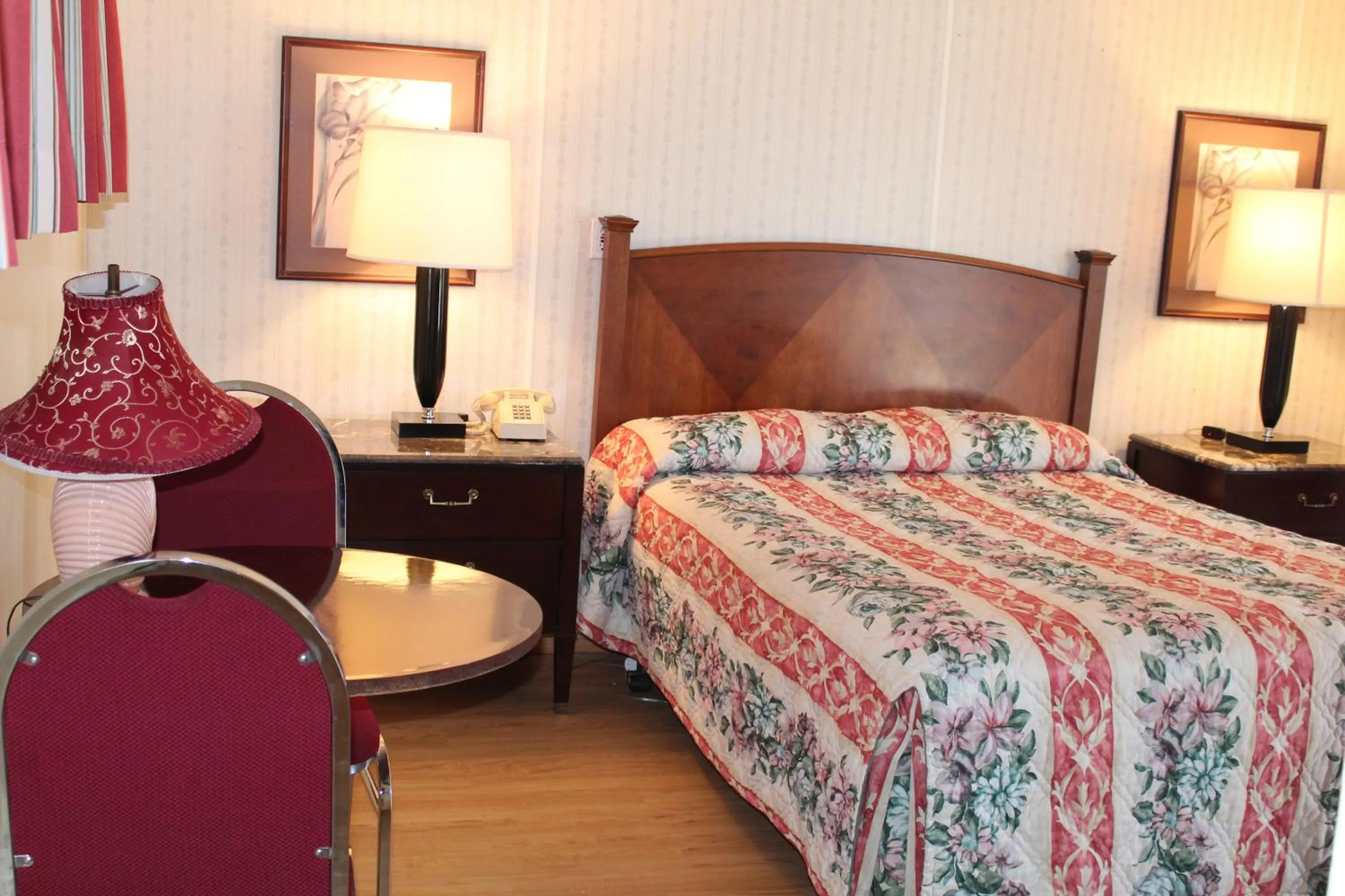 Shower, Bed in Royale Coach Motor Lodge