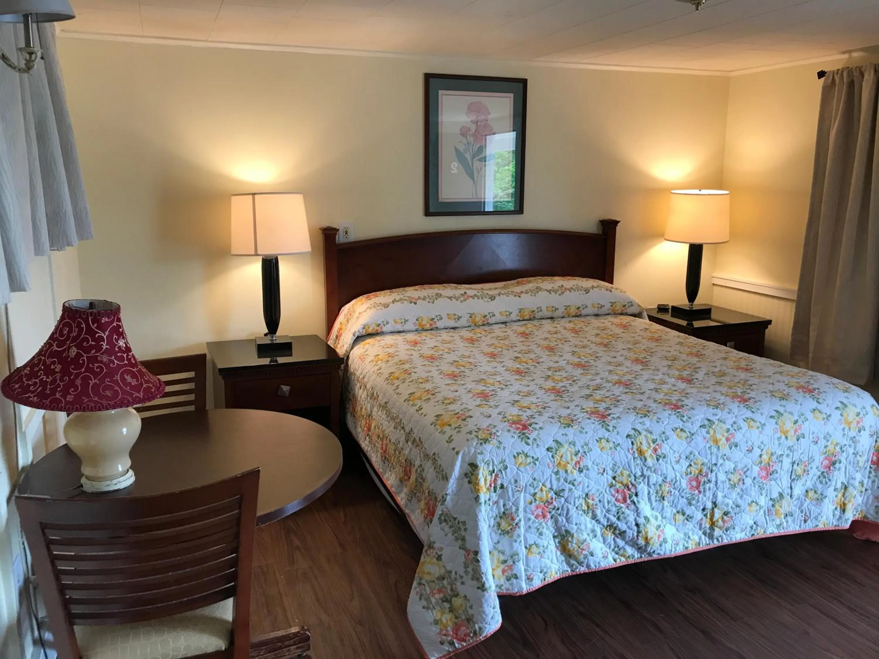 Shower, Bed in Royale Coach Motor Lodge