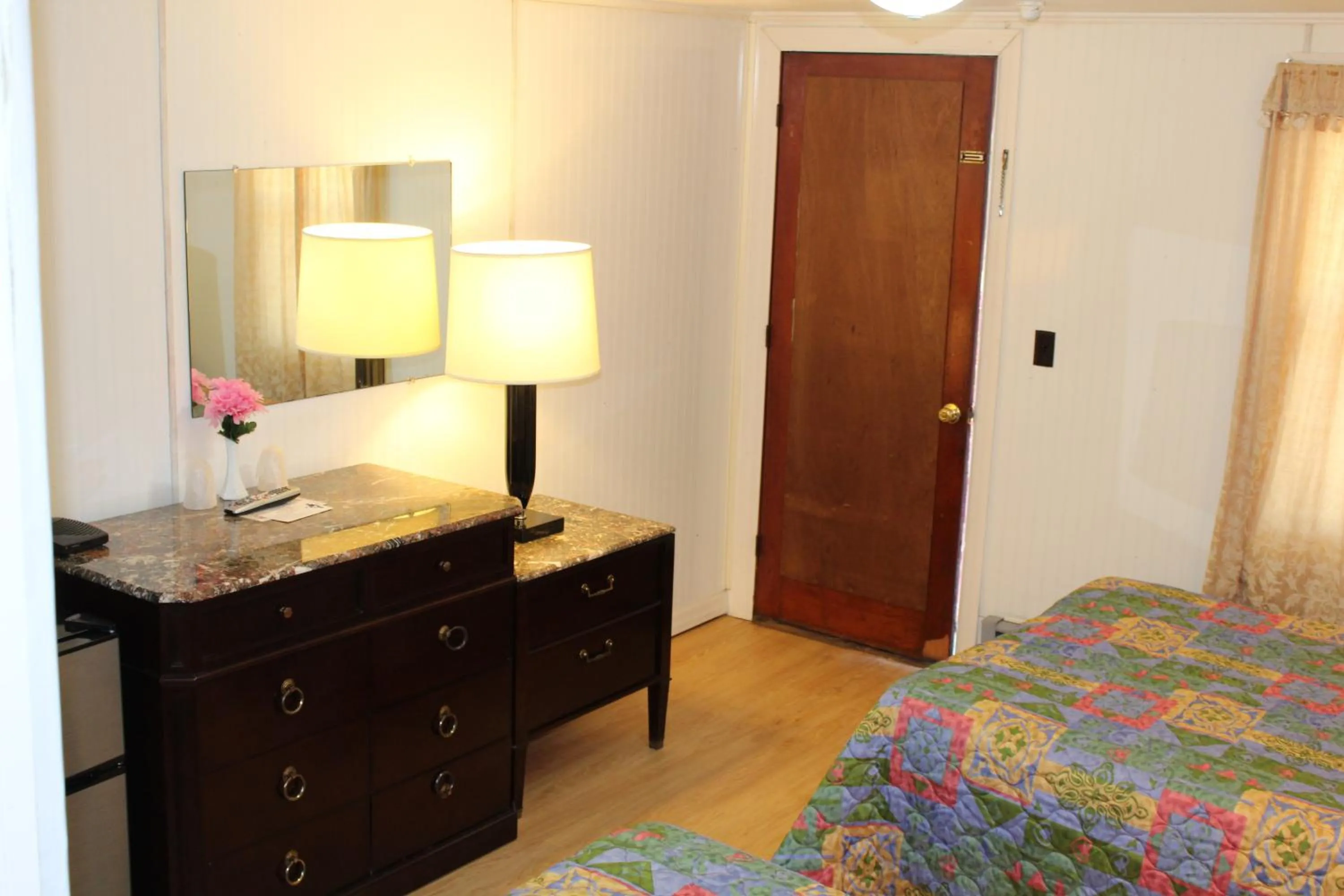 Shower, Bed in Royale Coach Motor Lodge