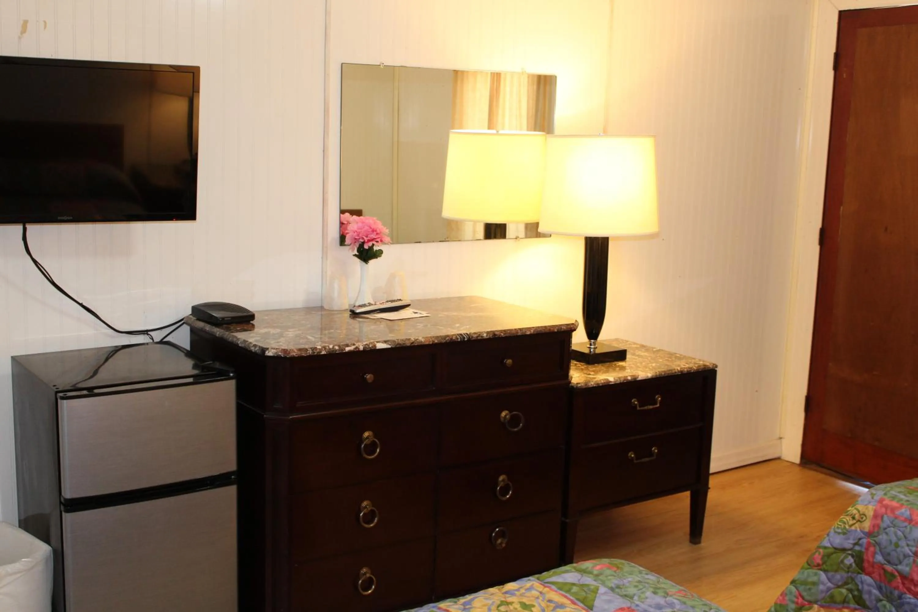 Shower, Bed in Royale Coach Motor Lodge