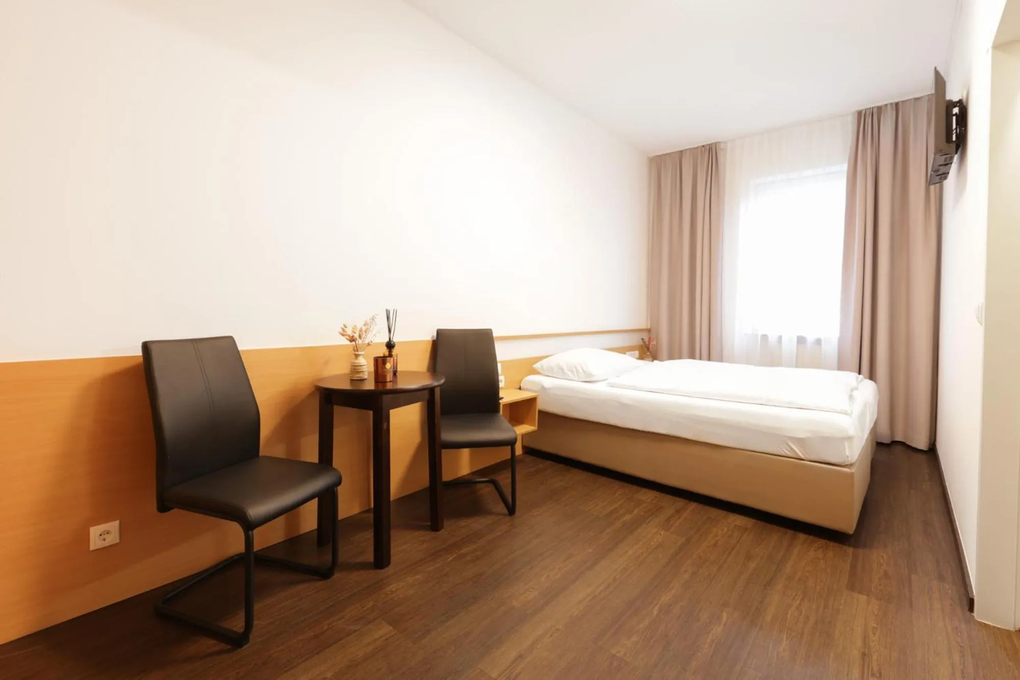 Photo of the whole room, Bed in Garconete