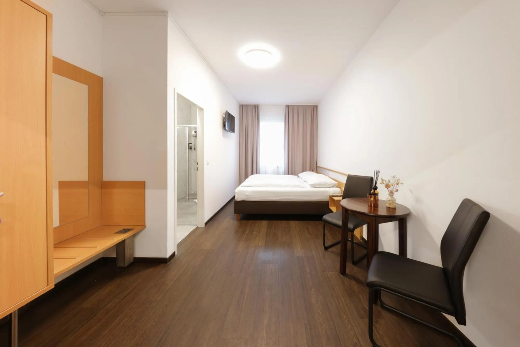 Photo of the whole room, Bed in Garconete