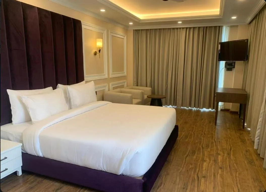 Bed in Claret inn by Lawrence Hotels