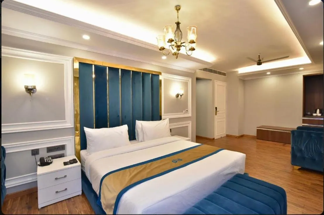 Bed in Claret inn by Lawrence Hotels
