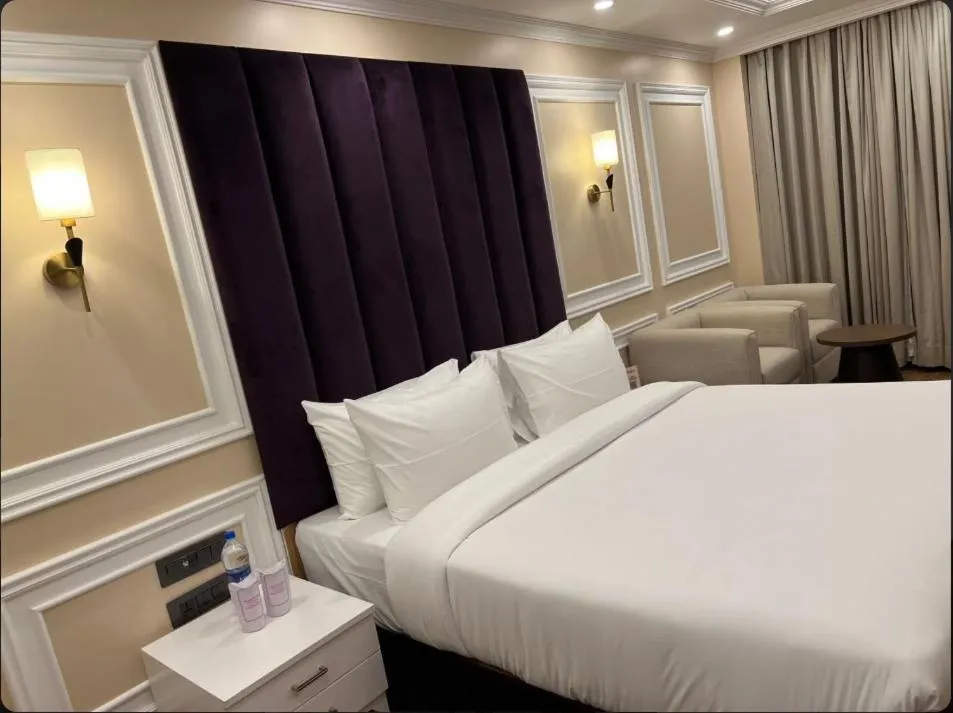 Bed in Claret inn by Lawrence Hotels