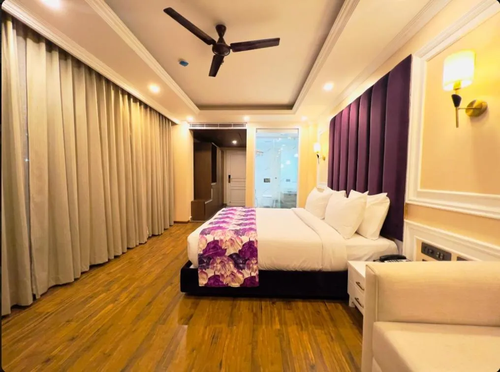 Bed in Claret inn by Lawrence Hotels