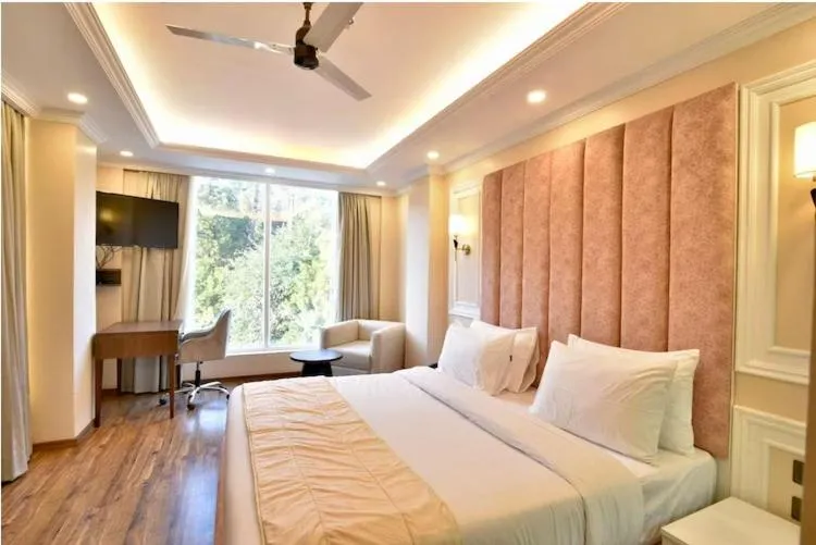 Bed in Claret inn by Lawrence Hotels