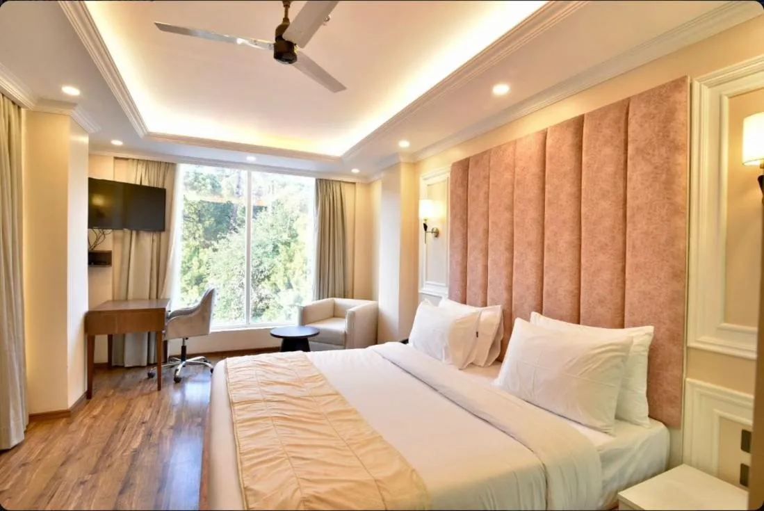 Bed in Claret inn by Lawrence Hotels