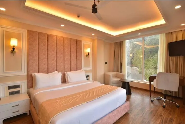 Bed in Claret inn by Lawrence Hotels
