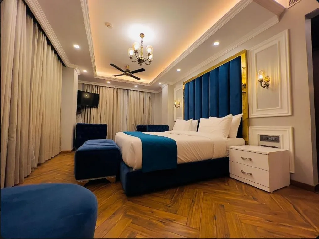 Bed in Claret inn by Lawrence Hotels