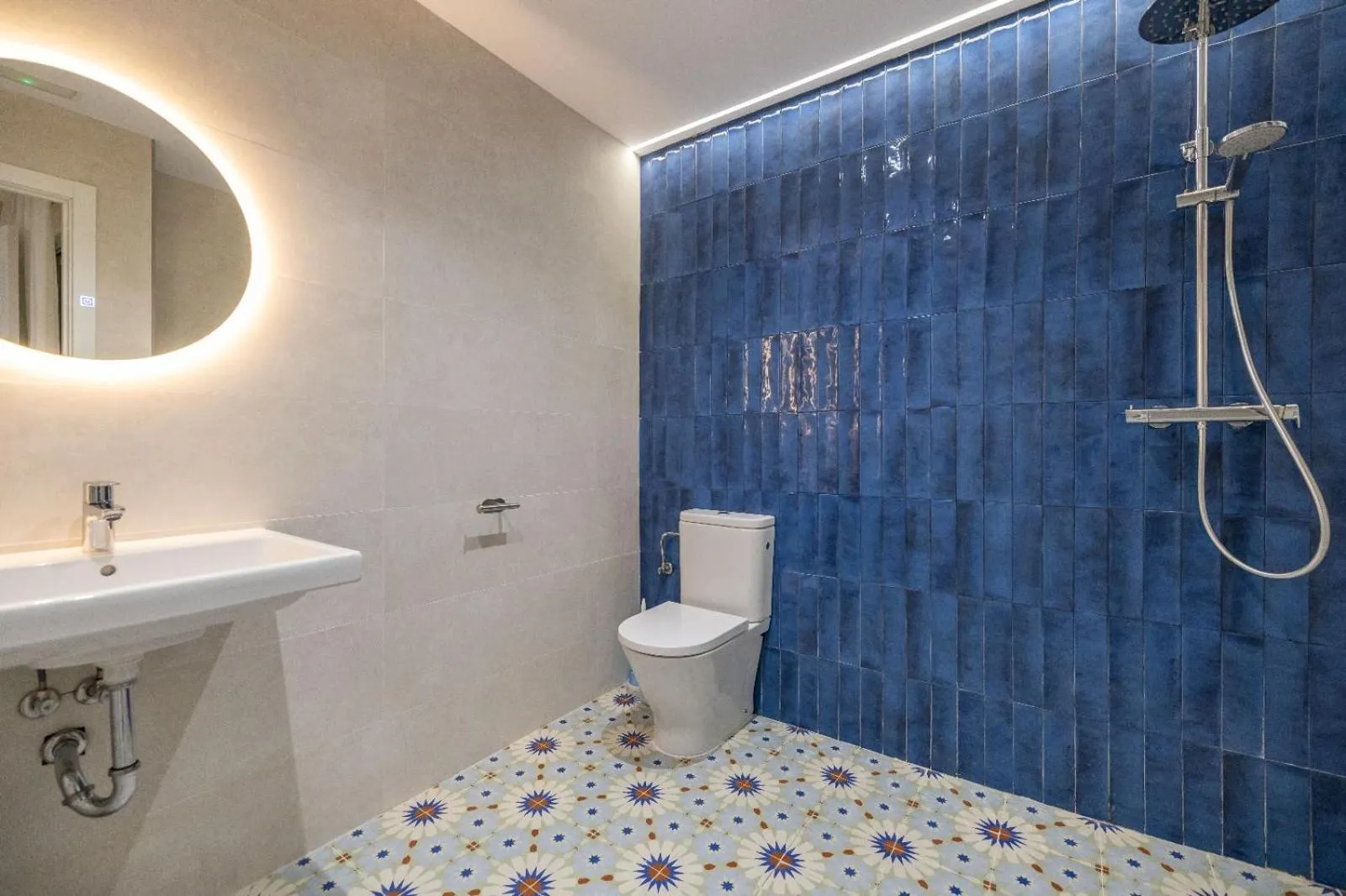 Shower in Carmen Beach Hostel Cullera