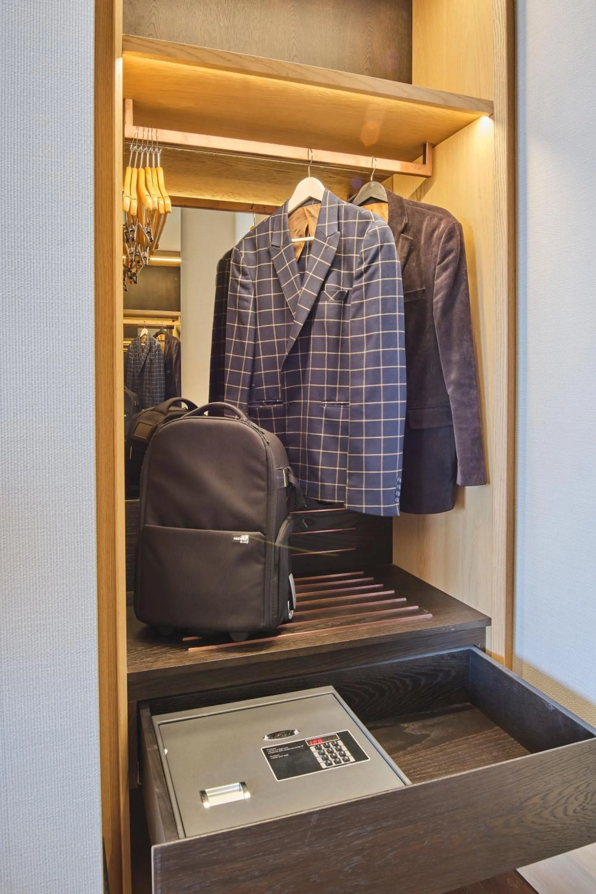 wardrobe in Four-G Hotel Premium