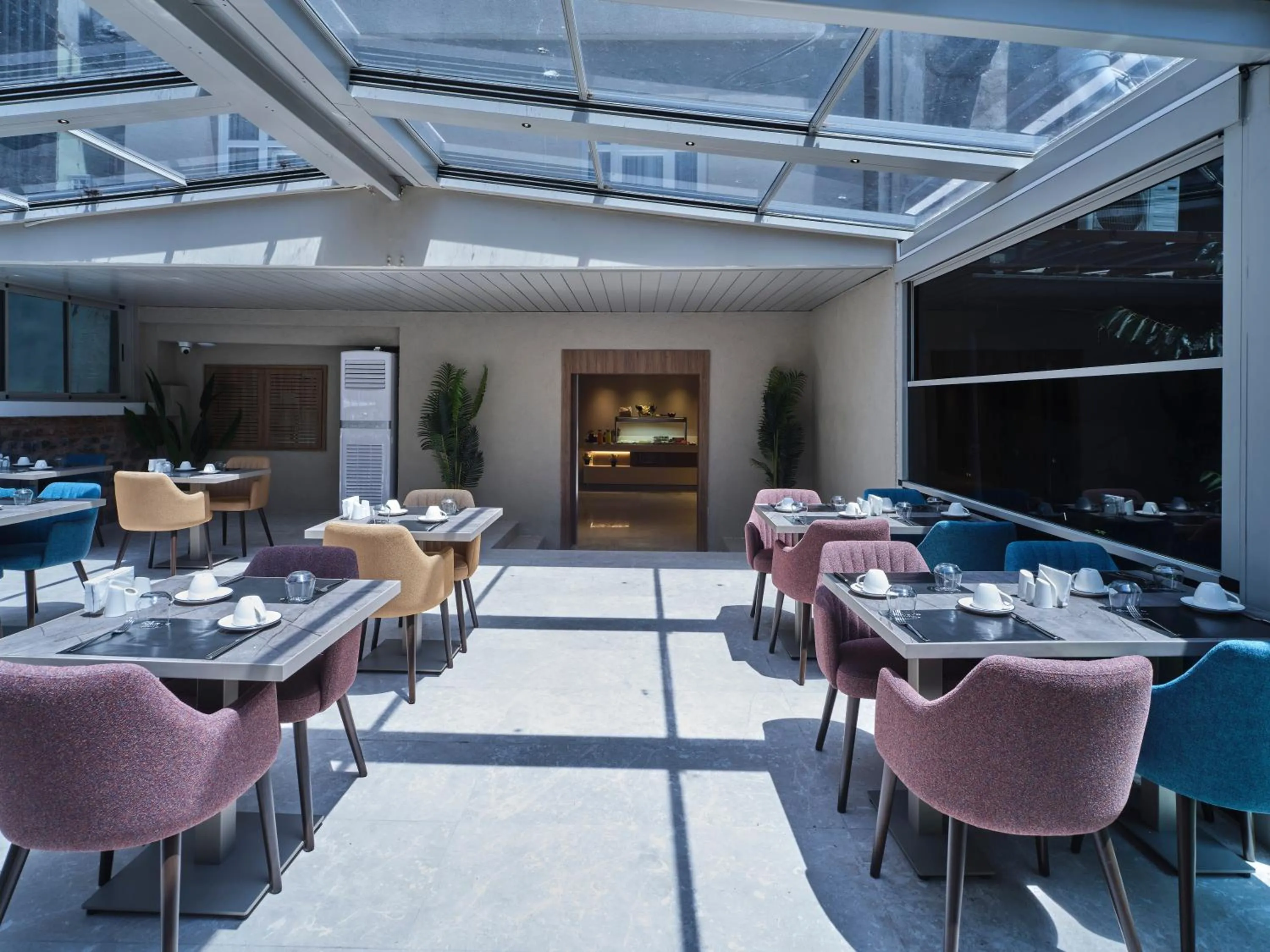 Restaurant/places to eat in Four-G Hotel Premium