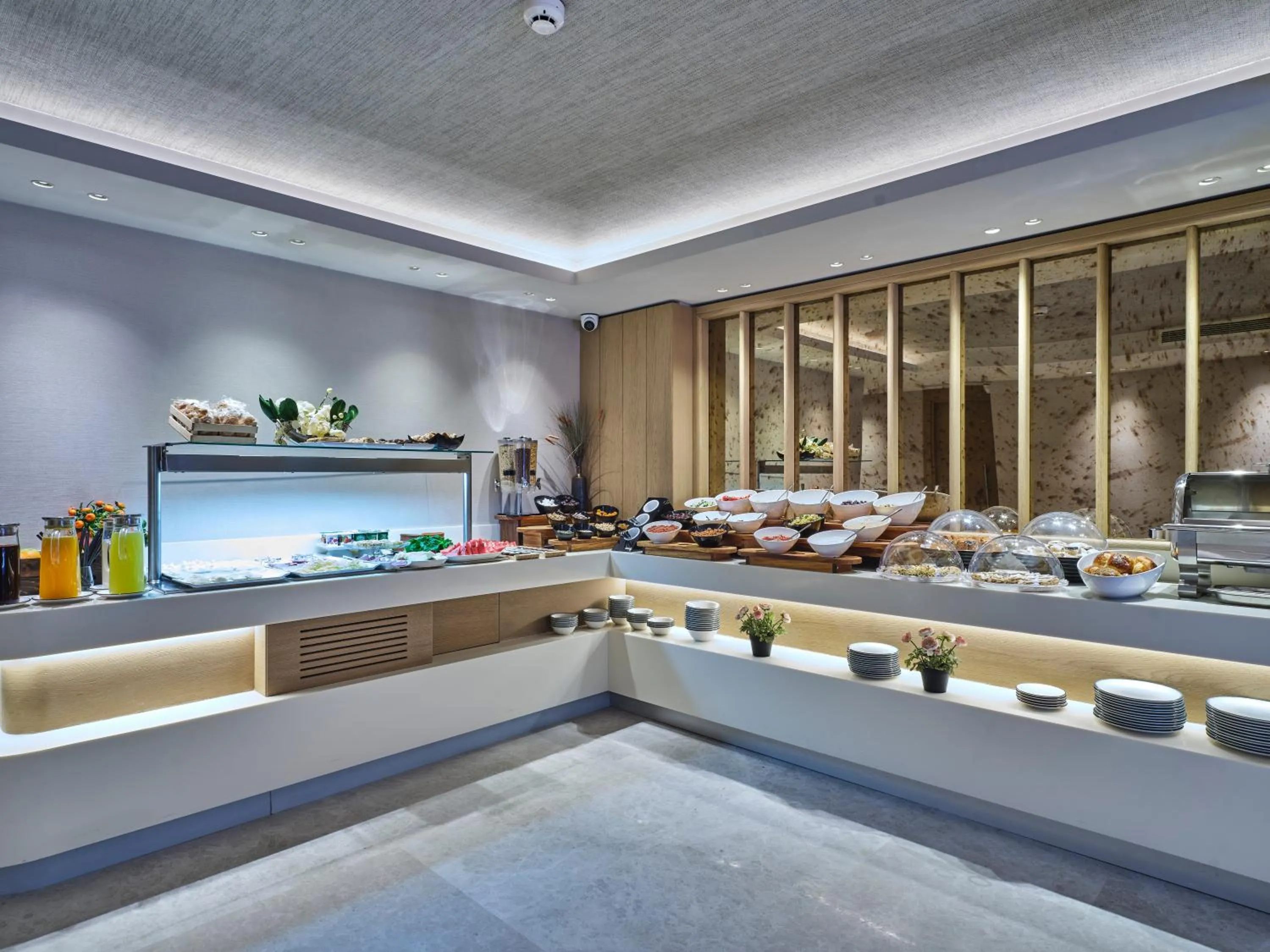 Food and drinks in Four-G Hotel Premium