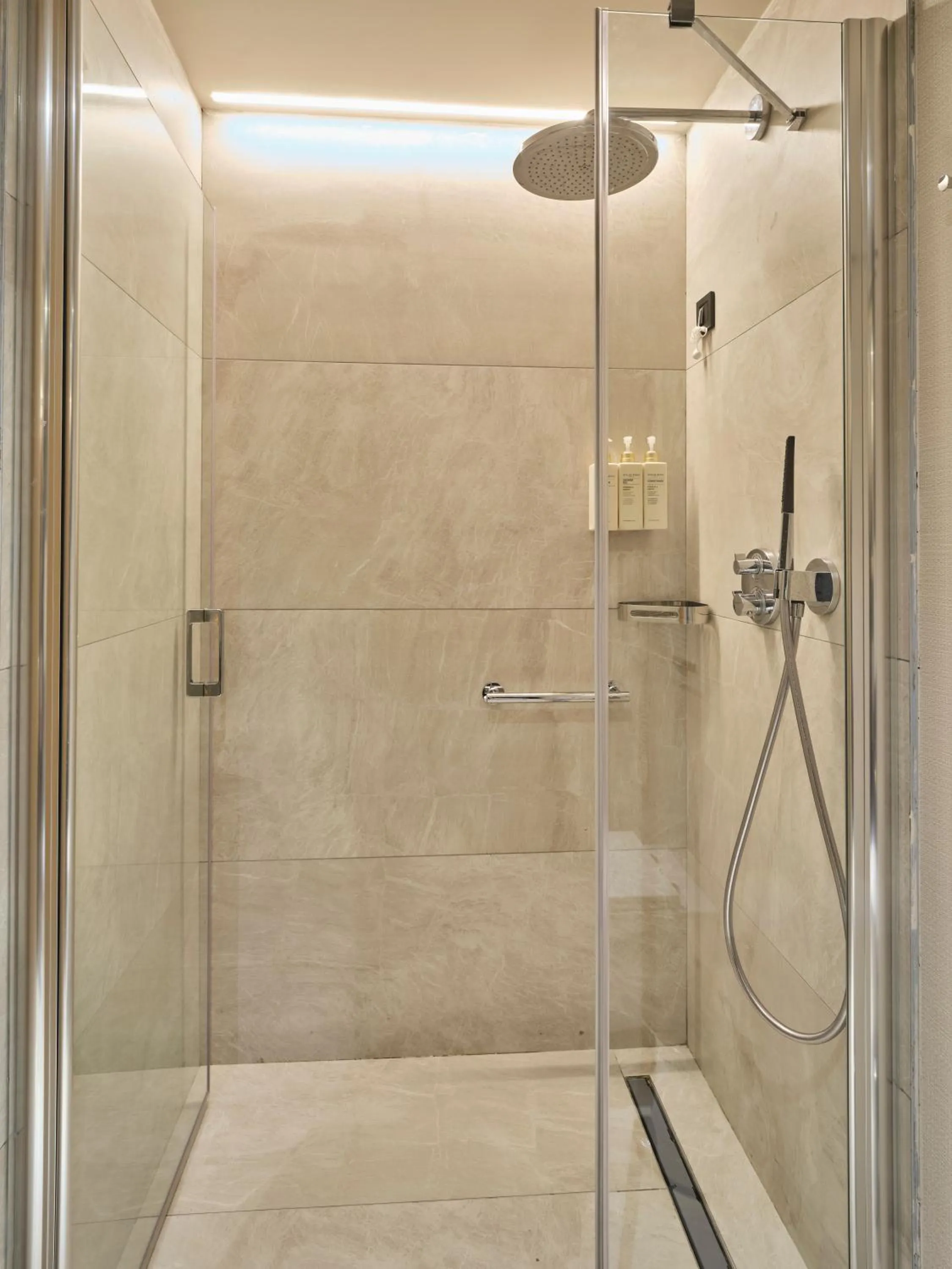 Shower in Four-G Hotel Premium