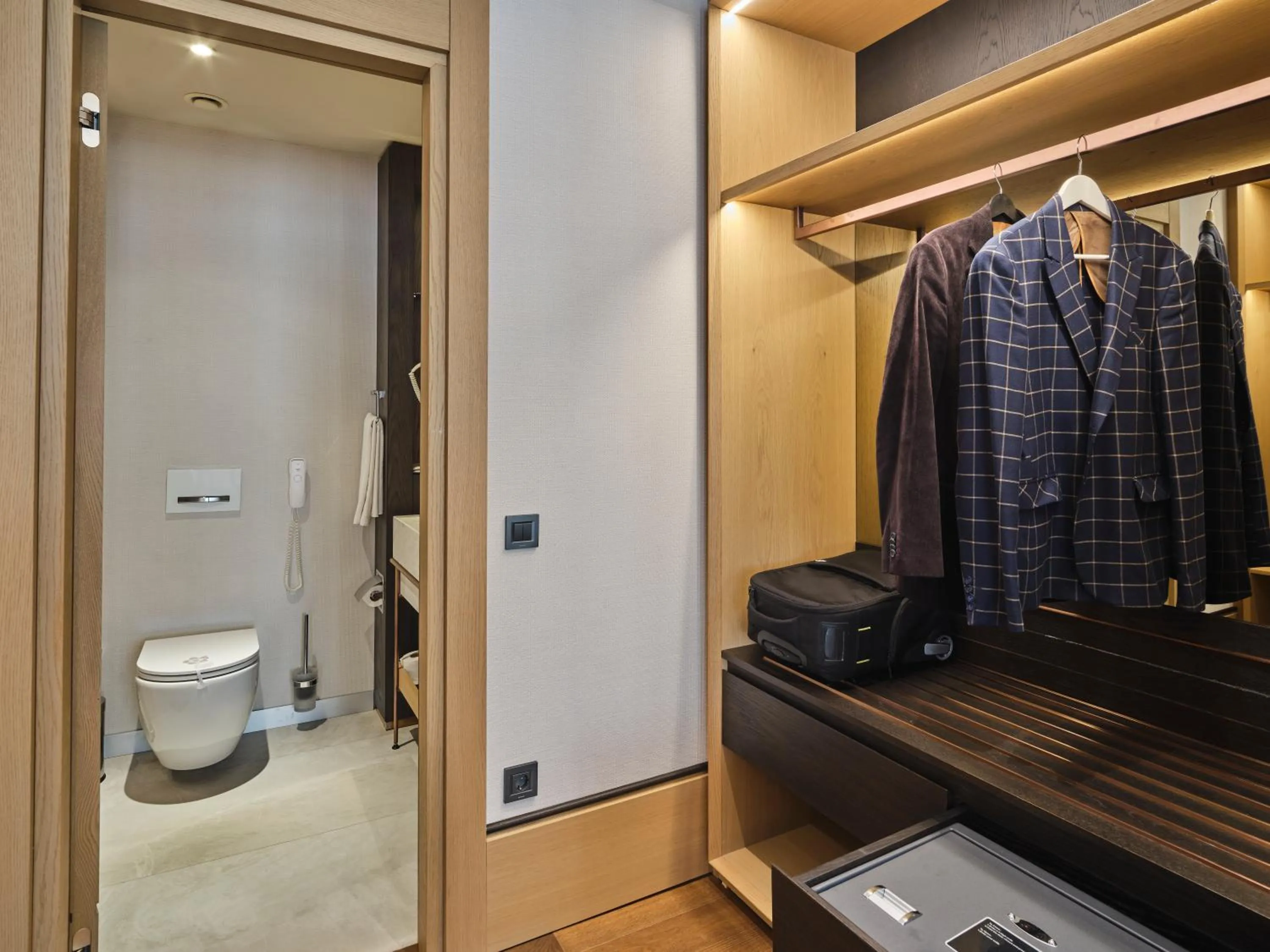 Toilet in Four-G Hotel Premium
