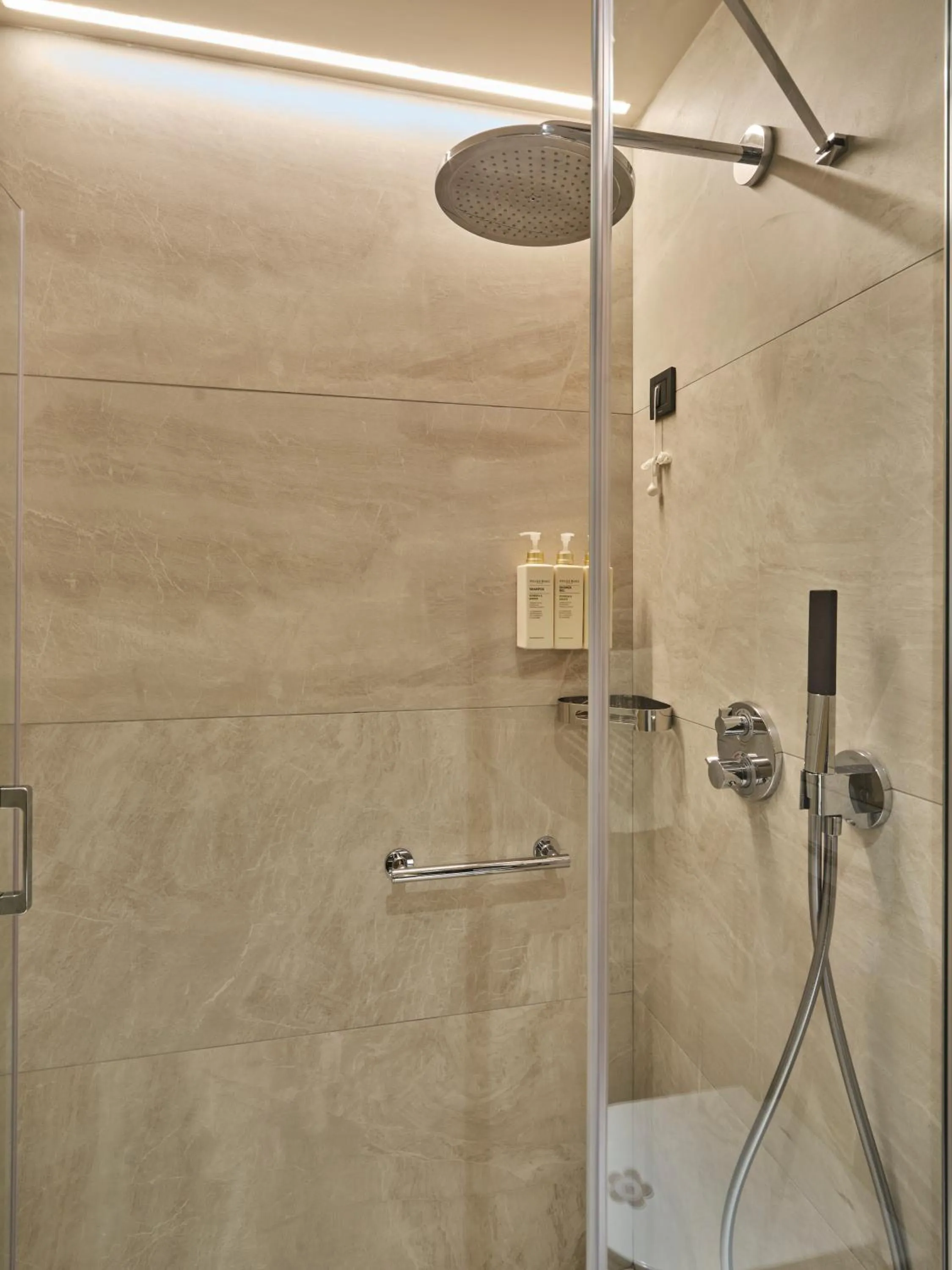 Shower in Four-G Hotel Premium