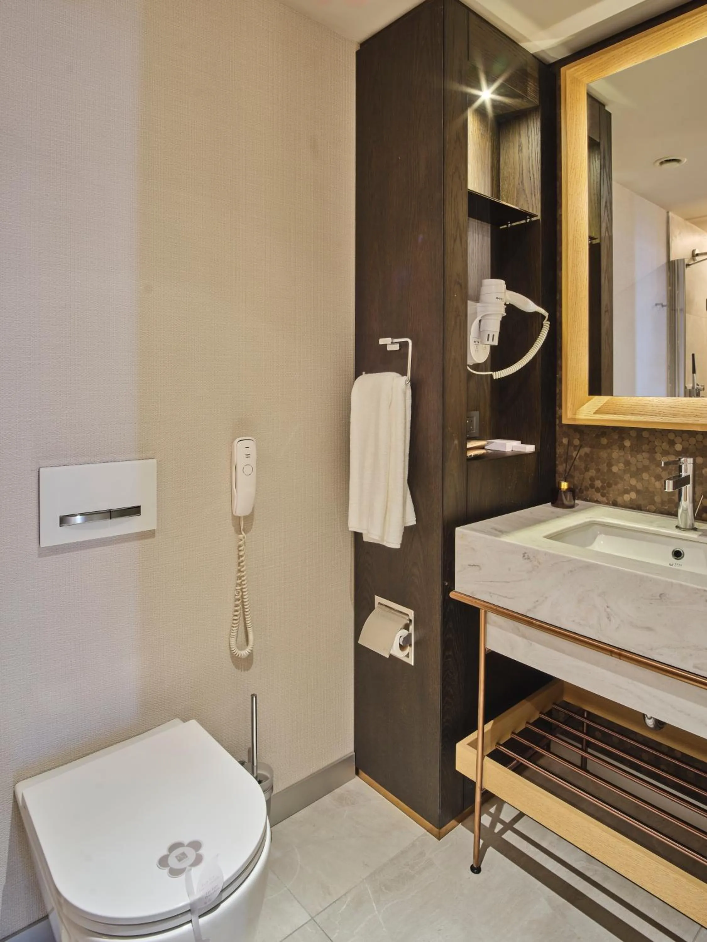 Toilet in Four-G Hotel Premium