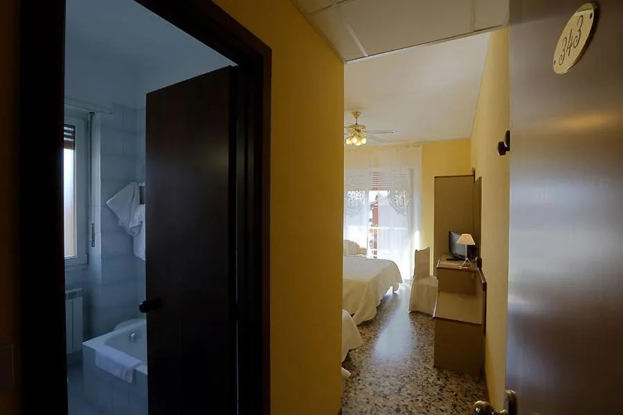 Bathroom, Bed in Hotel Bergamo Mare Mhotelsgroup